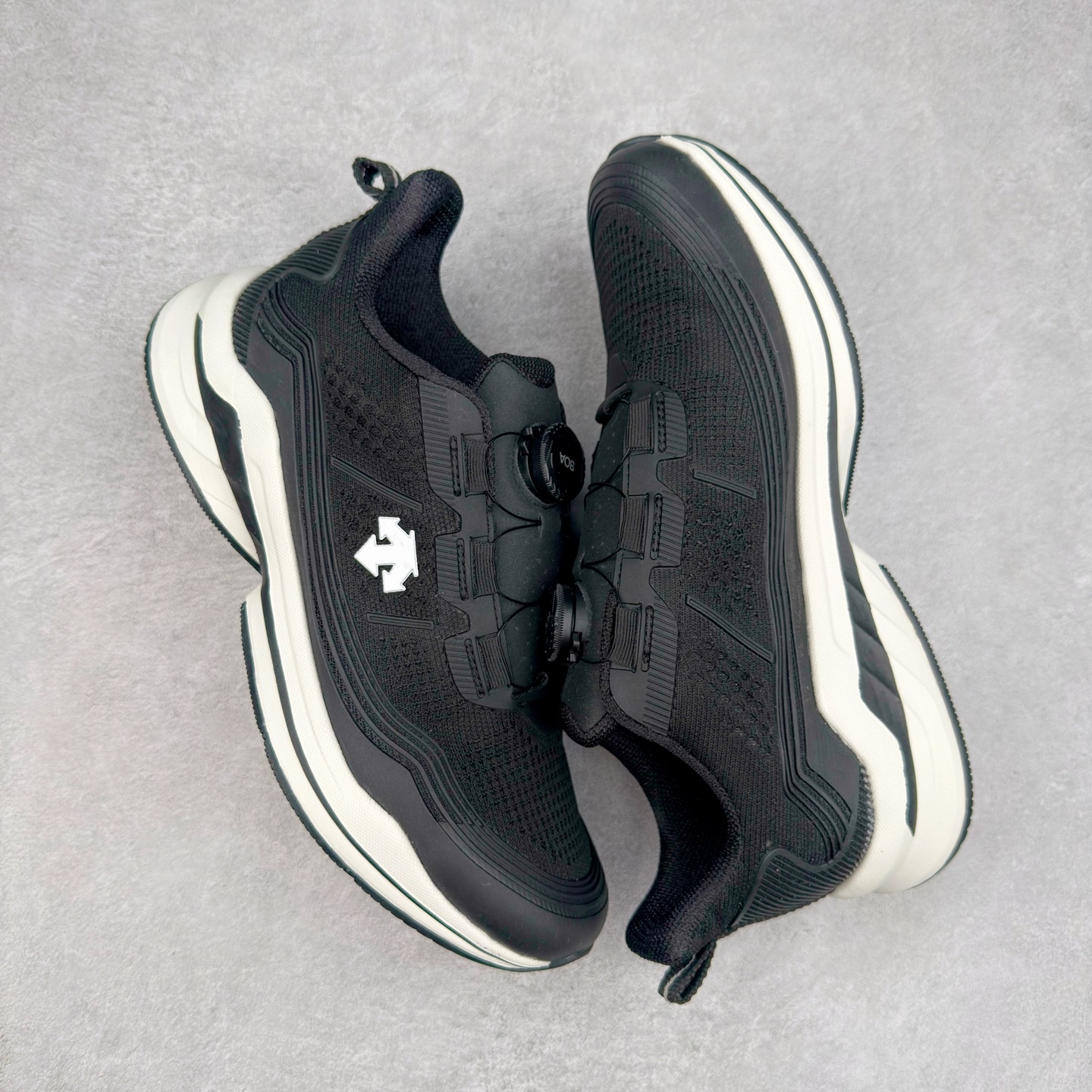 图片[3]-＃HP DESCENTE Enerzite 迪桑特泡棉科技中底舒适BOA系带系统低帮跑步鞋 DESCENTE（迪桑特）创立于1935年，品牌名取自法语词汇，意为“滑降”。品牌箭头标识代表滑雪的三种技术“高速直线滑行”、“穿越”和“侧滑”，也寓意品牌在打造高端专业运动产品中不断追求完美的创新精神，致力于成为中国高端专业滑雪、综训、女子、铁人三项、高尔夫的第一品牌。尺码：39 40 40.5 41 42 42.5 43 44 44.5 45-选品中心