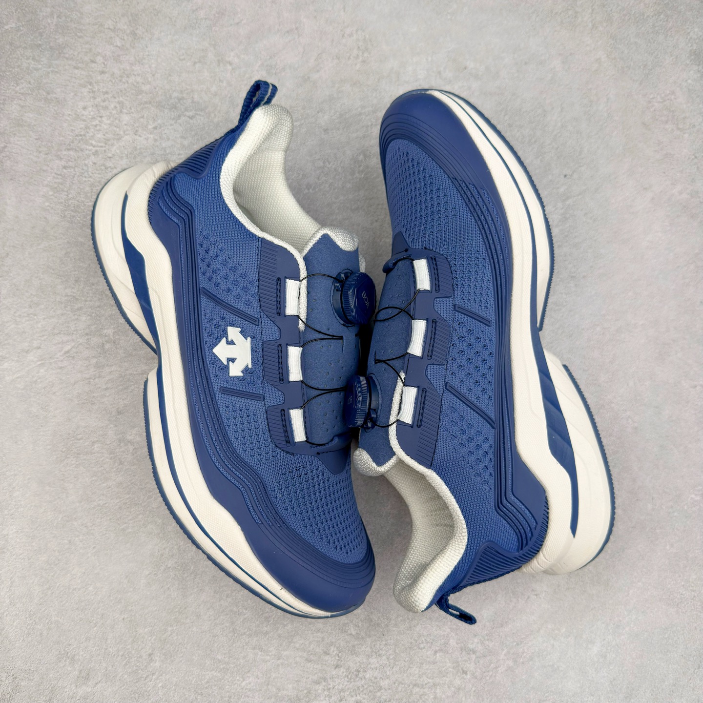 图片[3]-＃HP DESCENTE Enerzite 迪桑特泡棉科技中底舒适BOA系带系统低帮跑步鞋 DESCENTE（迪桑特）创立于1935年，品牌名取自法语词汇，意为“滑降”。品牌箭头标识代表滑雪的三种技术“高速直线滑行”、“穿越”和“侧滑”，也寓意品牌在打造高端专业运动产品中不断追求完美的创新精神，致力于成为中国高端专业滑雪、综训、女子、铁人三项、高尔夫的第一品牌。尺码：39 40 40.5 41 42 42.5 43 44 44.5 45-选品中心