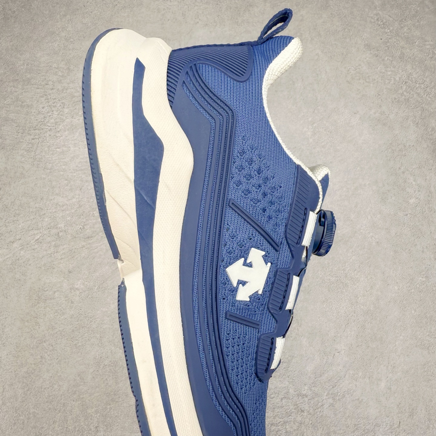 图片[6]-＃HP DESCENTE Enerzite 迪桑特泡棉科技中底舒适BOA系带系统低帮跑步鞋 DESCENTE（迪桑特）创立于1935年，品牌名取自法语词汇，意为“滑降”。品牌箭头标识代表滑雪的三种技术“高速直线滑行”、“穿越”和“侧滑”，也寓意品牌在打造高端专业运动产品中不断追求完美的创新精神，致力于成为中国高端专业滑雪、综训、女子、铁人三项、高尔夫的第一品牌。尺码：39 40 40.5 41 42 42.5 43 44 44.5 45-选品中心