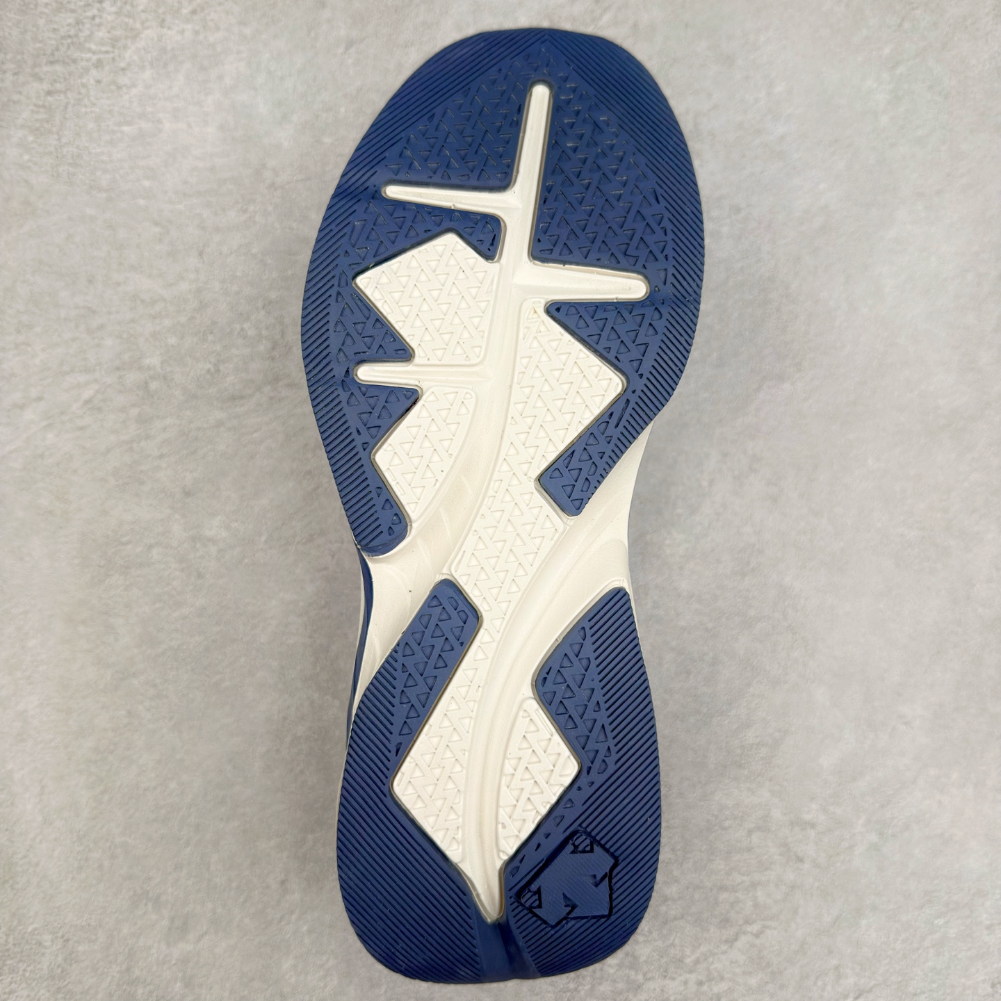 图片[9]-＃HP DESCENTE Enerzite 迪桑特泡棉科技中底舒适BOA系带系统低帮跑步鞋 DESCENTE（迪桑特）创立于1935年，品牌名取自法语词汇，意为“滑降”。品牌箭头标识代表滑雪的三种技术“高速直线滑行”、“穿越”和“侧滑”，也寓意品牌在打造高端专业运动产品中不断追求完美的创新精神，致力于成为中国高端专业滑雪、综训、女子、铁人三项、高尔夫的第一品牌。尺码：39 40 40.5 41 42 42.5 43 44 44.5 45-选品中心