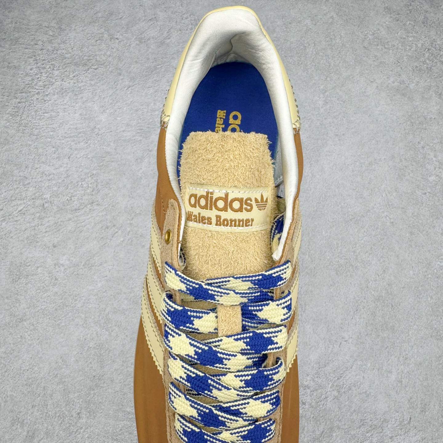 图片[5]-＃纯原福利 Song for the Mute x AD Originals SFTM-003 联名款复古慢跑鞋 Originals与时装品牌Song for the Mute即将迎来第三个合作系列 这个系列主打的也是怀旧的氛围 采用了Country OG这个诞生于上世纪70年代的鞋款 尼龙和绒面革的梦幻拼接 低调而富有质感 呈现SFTM一贯的面料美学 三款不同风格的配色 亮点十足的斑点鞋带 体现怀旧主义和前卫设计无缝交织 鞋款采用了低帮的造型 方便日常穿着 同时对于外底做了处理 皮革材质和尼龙布材质的组合也更具是时代感 系列此次会推出三个配色 分别以蓝、黑、灰色为主 雾霾灰IH7519 阴阳灰ID3546 水月蓝ID3545 尺码：36 36.5 37 38 38.5 39 40 40.5 41 42 42.5 43 44 44.5 45-选品中心