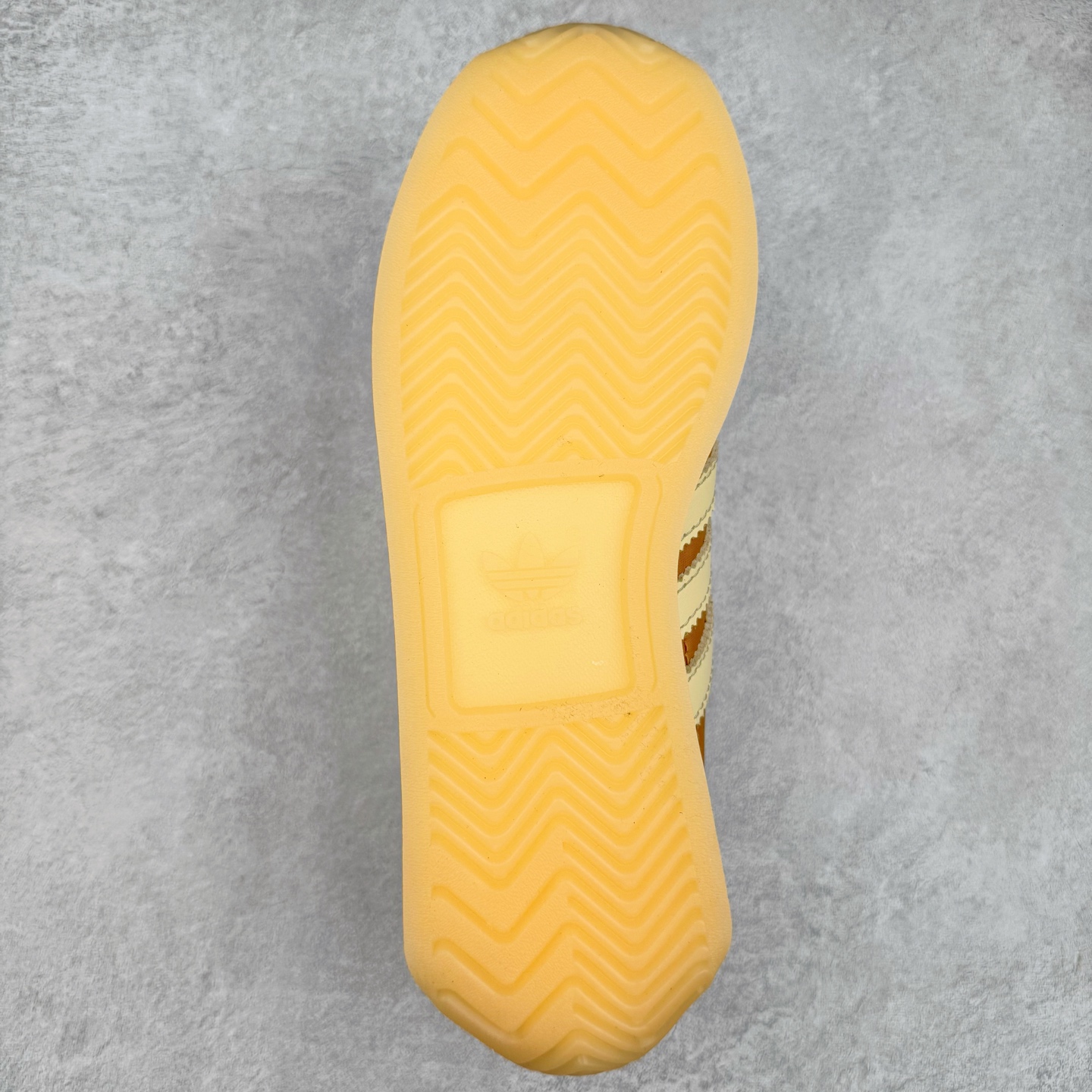 图片[9]-＃纯原福利 Song for the Mute x AD Originals SFTM-003 联名款复古慢跑鞋 Originals与时装品牌Song for the Mute即将迎来第三个合作系列 这个系列主打的也是怀旧的氛围 采用了Country OG这个诞生于上世纪70年代的鞋款 尼龙和绒面革的梦幻拼接 低调而富有质感 呈现SFTM一贯的面料美学 三款不同风格的配色 亮点十足的斑点鞋带 体现怀旧主义和前卫设计无缝交织 鞋款采用了低帮的造型 方便日常穿着 同时对于外底做了处理 皮革材质和尼龙布材质的组合也更具是时代感 系列此次会推出三个配色 分别以蓝、黑、灰色为主 雾霾灰IH7519 阴阳灰ID3546 水月蓝ID3545 尺码：36 36.5 37 38 38.5 39 40 40.5 41 42 42.5 43 44 44.5 45-选品中心