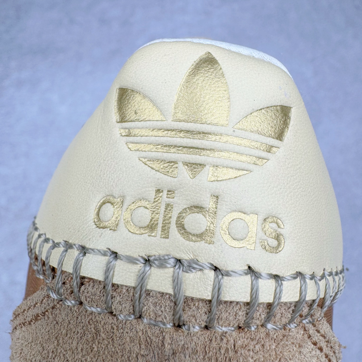 图片[17]-＃纯原福利 Song for the Mute x AD Originals SFTM-003 联名款复古慢跑鞋 Originals与时装品牌Song for the Mute即将迎来第三个合作系列 这个系列主打的也是怀旧的氛围 采用了Country OG这个诞生于上世纪70年代的鞋款 尼龙和绒面革的梦幻拼接 低调而富有质感 呈现SFTM一贯的面料美学 三款不同风格的配色 亮点十足的斑点鞋带 体现怀旧主义和前卫设计无缝交织 鞋款采用了低帮的造型 方便日常穿着 同时对于外底做了处理 皮革材质和尼龙布材质的组合也更具是时代感 系列此次会推出三个配色 分别以蓝、黑、灰色为主 雾霾灰IH7519 阴阳灰ID3546 水月蓝ID3545 尺码：36 36.5 37 38 38.5 39 40 40.5 41 42 42.5 43 44 44.5 45-选品中心