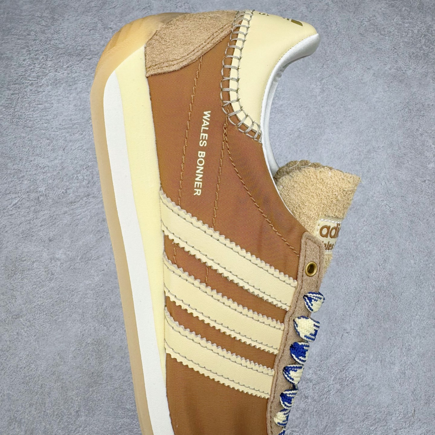 图片[6]-＃纯原福利 Song for the Mute x AD Originals SFTM-003 联名款复古慢跑鞋 Originals与时装品牌Song for the Mute即将迎来第三个合作系列 这个系列主打的也是怀旧的氛围 采用了Country OG这个诞生于上世纪70年代的鞋款 尼龙和绒面革的梦幻拼接 低调而富有质感 呈现SFTM一贯的面料美学 三款不同风格的配色 亮点十足的斑点鞋带 体现怀旧主义和前卫设计无缝交织 鞋款采用了低帮的造型 方便日常穿着 同时对于外底做了处理 皮革材质和尼龙布材质的组合也更具是时代感 系列此次会推出三个配色 分别以蓝、黑、灰色为主 雾霾灰IH7519 阴阳灰ID3546 水月蓝ID3545 尺码：36 36.5 37 38 38.5 39 40 40.5 41 42 42.5 43 44 44.5 45-选品中心