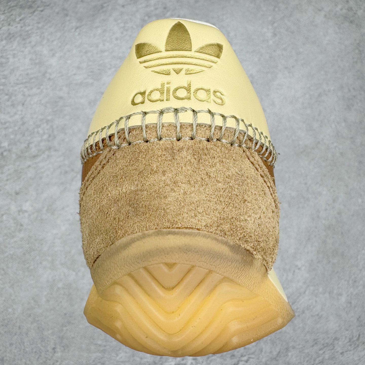 图片[8]-＃纯原福利 Song for the Mute x AD Originals SFTM-003 联名款复古慢跑鞋 Originals与时装品牌Song for the Mute即将迎来第三个合作系列 这个系列主打的也是怀旧的氛围 采用了Country OG这个诞生于上世纪70年代的鞋款 尼龙和绒面革的梦幻拼接 低调而富有质感 呈现SFTM一贯的面料美学 三款不同风格的配色 亮点十足的斑点鞋带 体现怀旧主义和前卫设计无缝交织 鞋款采用了低帮的造型 方便日常穿着 同时对于外底做了处理 皮革材质和尼龙布材质的组合也更具是时代感 系列此次会推出三个配色 分别以蓝、黑、灰色为主 雾霾灰IH7519 阴阳灰ID3546 水月蓝ID3545 尺码：36 36.5 37 38 38.5 39 40 40.5 41 42 42.5 43 44 44.5 45-选品中心