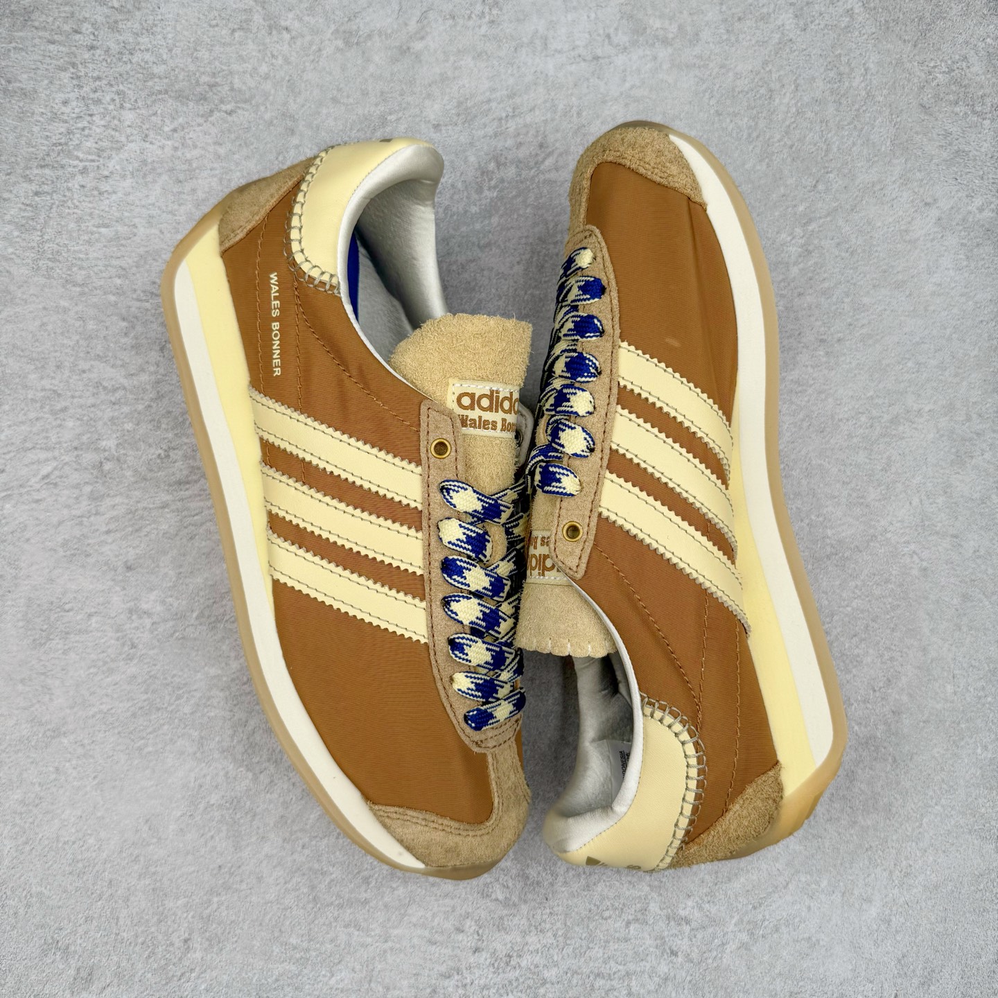 图片[3]-＃纯原福利 Song for the Mute x AD Originals SFTM-003 联名款复古慢跑鞋 Originals与时装品牌Song for the Mute即将迎来第三个合作系列 这个系列主打的也是怀旧的氛围 采用了Country OG这个诞生于上世纪70年代的鞋款 尼龙和绒面革的梦幻拼接 低调而富有质感 呈现SFTM一贯的面料美学 三款不同风格的配色 亮点十足的斑点鞋带 体现怀旧主义和前卫设计无缝交织 鞋款采用了低帮的造型 方便日常穿着 同时对于外底做了处理 皮革材质和尼龙布材质的组合也更具是时代感 系列此次会推出三个配色 分别以蓝、黑、灰色为主 雾霾灰IH7519 阴阳灰ID3546 水月蓝ID3545 尺码：36 36.5 37 38 38.5 39 40 40.5 41 42 42.5 43 44 44.5 45-选品中心