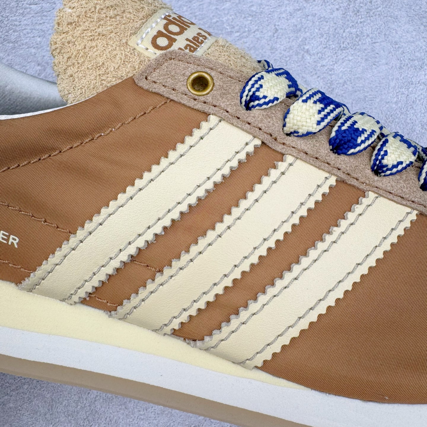 图片[19]-＃纯原福利 Song for the Mute x AD Originals SFTM-003 联名款复古慢跑鞋 Originals与时装品牌Song for the Mute即将迎来第三个合作系列 这个系列主打的也是怀旧的氛围 采用了Country OG这个诞生于上世纪70年代的鞋款 尼龙和绒面革的梦幻拼接 低调而富有质感 呈现SFTM一贯的面料美学 三款不同风格的配色 亮点十足的斑点鞋带 体现怀旧主义和前卫设计无缝交织 鞋款采用了低帮的造型 方便日常穿着 同时对于外底做了处理 皮革材质和尼龙布材质的组合也更具是时代感 系列此次会推出三个配色 分别以蓝、黑、灰色为主 雾霾灰IH7519 阴阳灰ID3546 水月蓝ID3545 尺码：36 36.5 37 38 38.5 39 40 40.5 41 42 42.5 43 44 44.5 45-选品中心