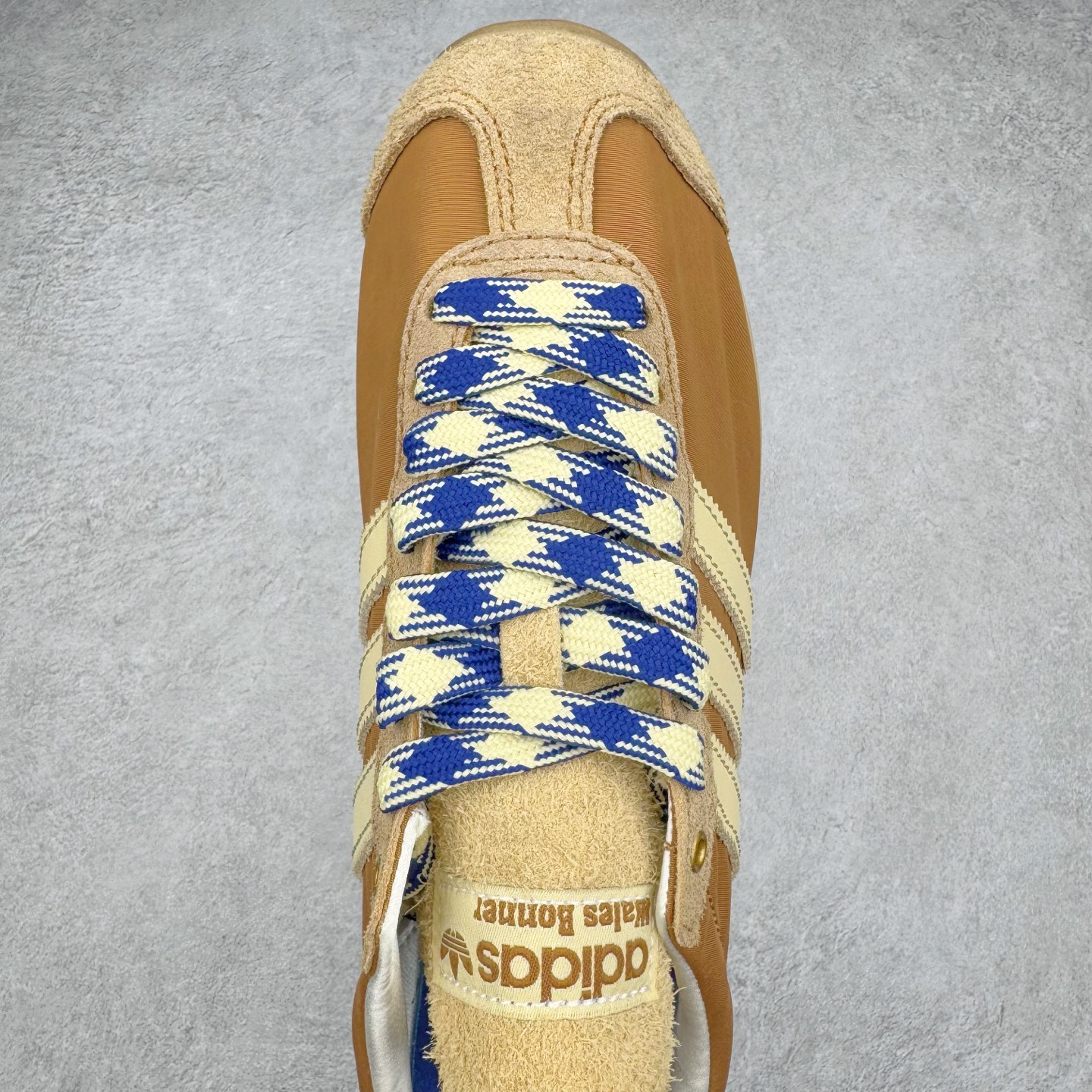 图片[4]-＃纯原福利 Song for the Mute x AD Originals SFTM-003 联名款复古慢跑鞋 Originals与时装品牌Song for the Mute即将迎来第三个合作系列 这个系列主打的也是怀旧的氛围 采用了Country OG这个诞生于上世纪70年代的鞋款 尼龙和绒面革的梦幻拼接 低调而富有质感 呈现SFTM一贯的面料美学 三款不同风格的配色 亮点十足的斑点鞋带 体现怀旧主义和前卫设计无缝交织 鞋款采用了低帮的造型 方便日常穿着 同时对于外底做了处理 皮革材质和尼龙布材质的组合也更具是时代感 系列此次会推出三个配色 分别以蓝、黑、灰色为主 雾霾灰IH7519 阴阳灰ID3546 水月蓝ID3545 尺码：36 36.5 37 38 38.5 39 40 40.5 41 42 42.5 43 44 44.5 45-选品中心