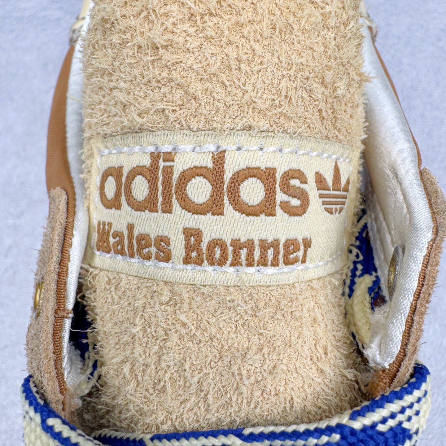 图片[13]-＃纯原福利 Song for the Mute x AD Originals SFTM-003 联名款复古慢跑鞋 Originals与时装品牌Song for the Mute即将迎来第三个合作系列 这个系列主打的也是怀旧的氛围 采用了Country OG这个诞生于上世纪70年代的鞋款 尼龙和绒面革的梦幻拼接 低调而富有质感 呈现SFTM一贯的面料美学 三款不同风格的配色 亮点十足的斑点鞋带 体现怀旧主义和前卫设计无缝交织 鞋款采用了低帮的造型 方便日常穿着 同时对于外底做了处理 皮革材质和尼龙布材质的组合也更具是时代感 系列此次会推出三个配色 分别以蓝、黑、灰色为主 雾霾灰IH7519 阴阳灰ID3546 水月蓝ID3545 尺码：36 36.5 37 38 38.5 39 40 40.5 41 42 42.5 43 44 44.5 45-选品中心