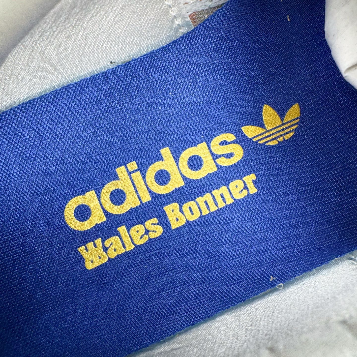 图片[12]-＃纯原福利 Song for the Mute x AD Originals SFTM-003 联名款复古慢跑鞋 Originals与时装品牌Song for the Mute即将迎来第三个合作系列 这个系列主打的也是怀旧的氛围 采用了Country OG这个诞生于上世纪70年代的鞋款 尼龙和绒面革的梦幻拼接 低调而富有质感 呈现SFTM一贯的面料美学 三款不同风格的配色 亮点十足的斑点鞋带 体现怀旧主义和前卫设计无缝交织 鞋款采用了低帮的造型 方便日常穿着 同时对于外底做了处理 皮革材质和尼龙布材质的组合也更具是时代感 系列此次会推出三个配色 分别以蓝、黑、灰色为主 雾霾灰IH7519 阴阳灰ID3546 水月蓝ID3545 尺码：36 36.5 37 38 38.5 39 40 40.5 41 42 42.5 43 44 44.5 45-选品中心