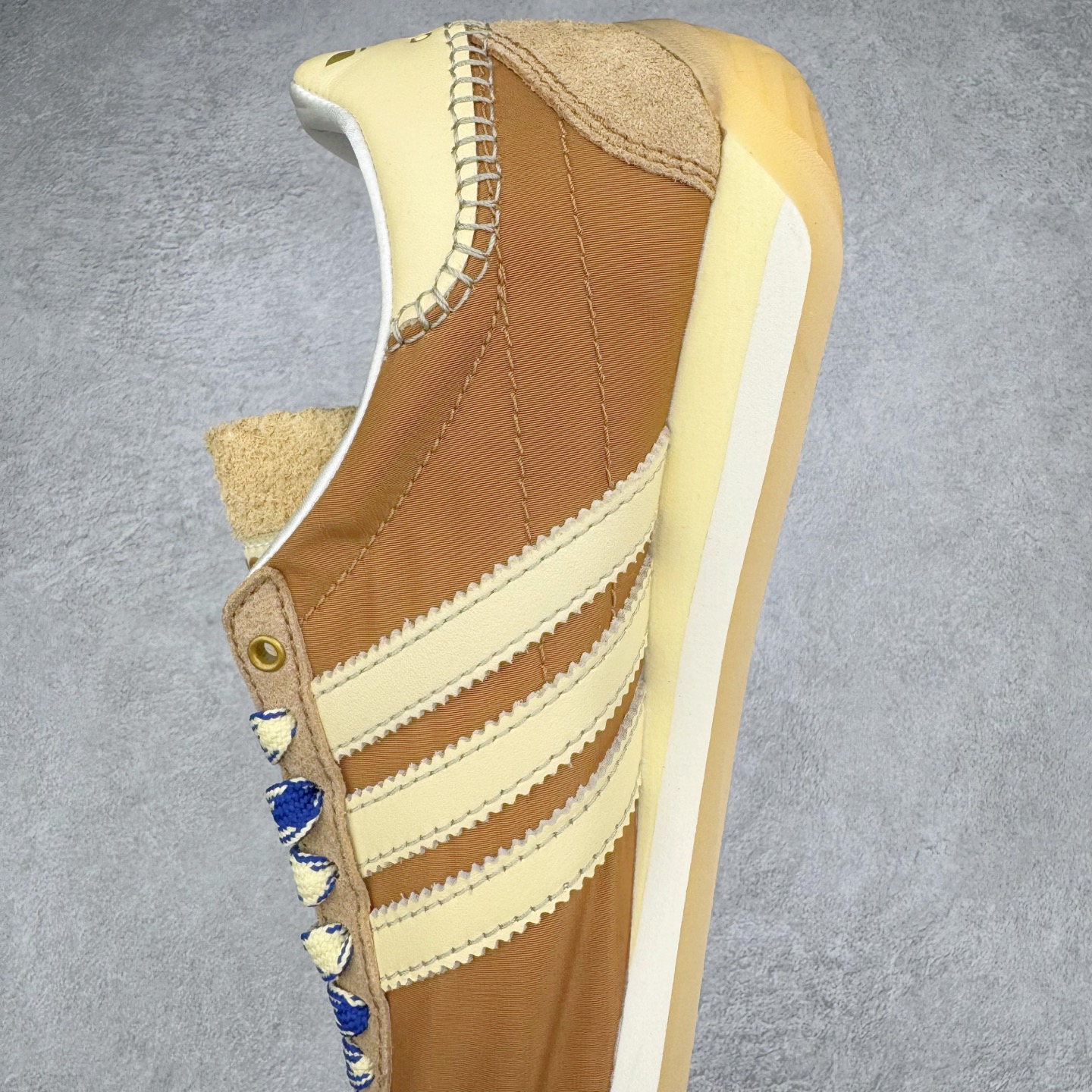 图片[7]-＃纯原福利 Song for the Mute x AD Originals SFTM-003 联名款复古慢跑鞋 Originals与时装品牌Song for the Mute即将迎来第三个合作系列 这个系列主打的也是怀旧的氛围 采用了Country OG这个诞生于上世纪70年代的鞋款 尼龙和绒面革的梦幻拼接 低调而富有质感 呈现SFTM一贯的面料美学 三款不同风格的配色 亮点十足的斑点鞋带 体现怀旧主义和前卫设计无缝交织 鞋款采用了低帮的造型 方便日常穿着 同时对于外底做了处理 皮革材质和尼龙布材质的组合也更具是时代感 系列此次会推出三个配色 分别以蓝、黑、灰色为主 雾霾灰IH7519 阴阳灰ID3546 水月蓝ID3545 尺码：36 36.5 37 38 38.5 39 40 40.5 41 42 42.5 43 44 44.5 45-选品中心