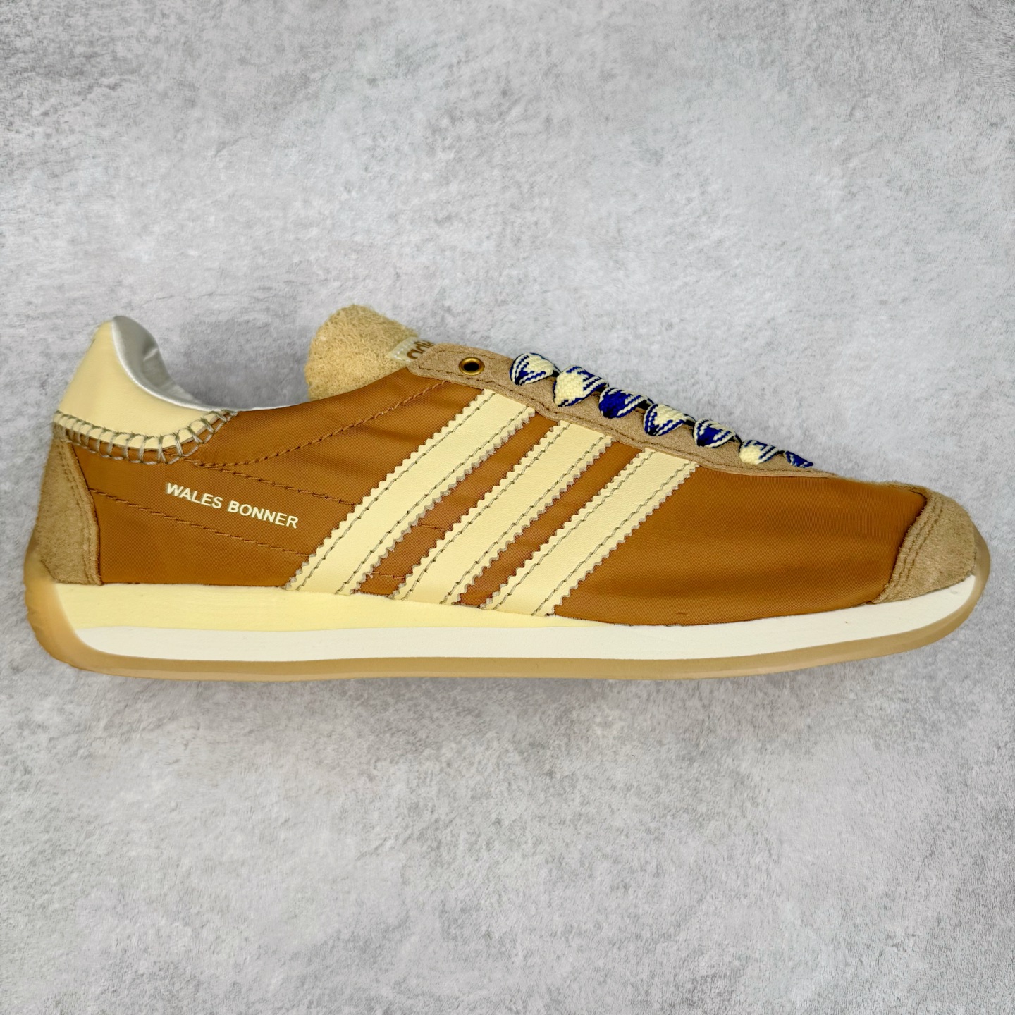 ＃纯原福利 Song for the Mute x AD Originals SFTM-003 联名款复古慢跑鞋 Originals与时装品牌Song for the Mute即将迎来第三个合作系列 这个系列主打的也是怀旧的氛围 采用了Country OG这个诞生于上世纪70年代的鞋款 尼龙和绒面革的梦幻拼接 低调而富有质感 呈现SFTM一贯的面料美学 三款不同风格的配色 亮点十足的斑点鞋带 体现怀旧主义和前卫设计无缝交织 鞋款采用了低帮的造型 方便日常穿着 同时对于外底做了处理 皮革材质和尼龙布材质的组合也更具是时代感 系列此次会推出三个配色 分别以蓝、黑、灰色为主 雾霾灰IH7519 阴阳灰ID3546 水月蓝ID3545 尺码：36 36.5 37 38 38.5 39 40 40.5 41 42 42.5 43 44 44.5 45-选品中心