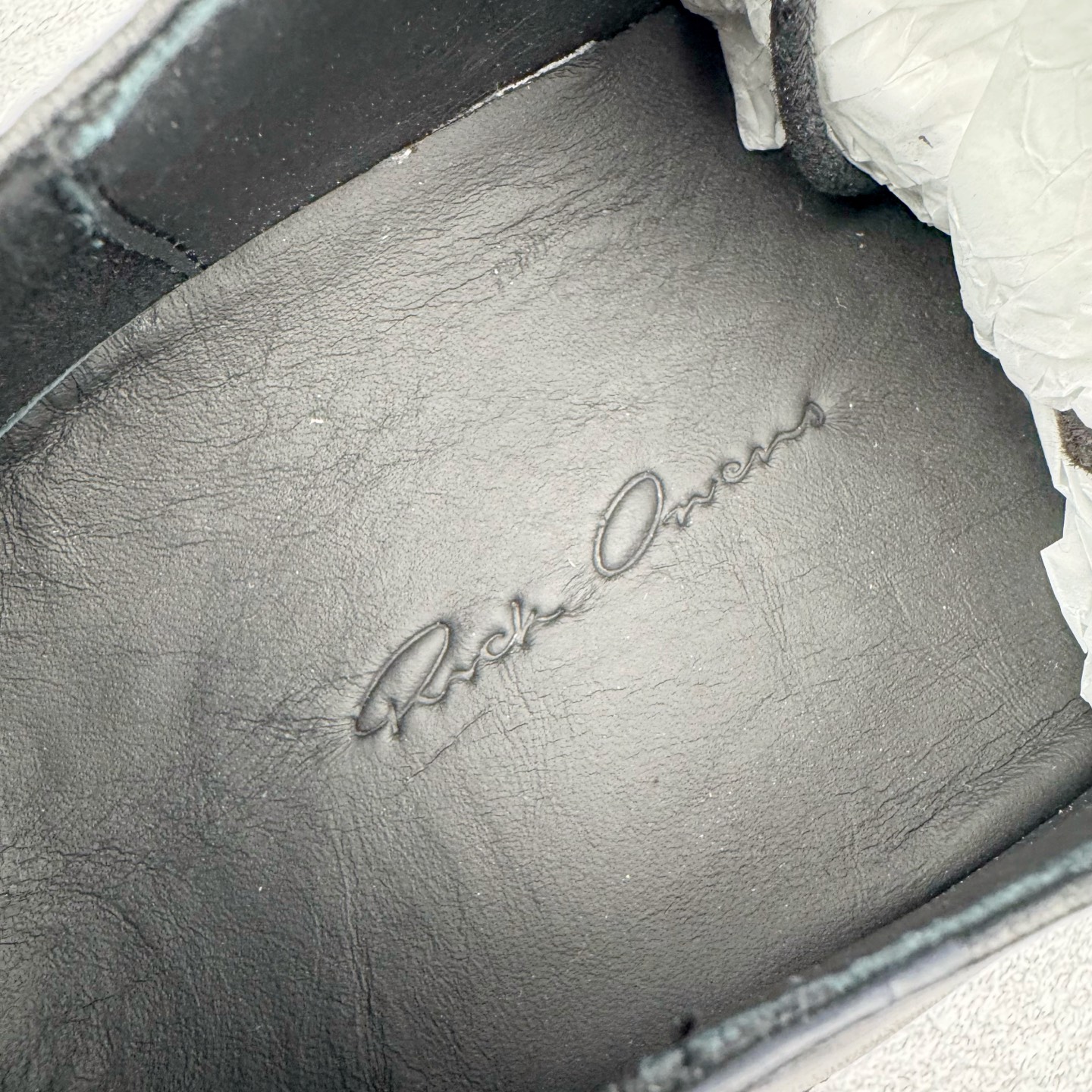 图片[11]-＃GD广顶 RICK OWENS/RO 瑞克·欧文斯低帮皮面时尚运动板鞋 二级市场已经7K以上 平台客户随意卖四位数 RO广东原厂出品 纯原天花板 原版一比一复刻 冲正绝不翻车 还原度达到百分之98以上 原楦开发纸版版型 ZP拆解原版1：1复模裁片纸版 力求做到0错位 这样才能达到和zp一致的鞋型味道 采用进口cnc数控机床开发对版独家tpu奶香大底 区别于市场所有版本 zp同源全头层粒面小牛皮 达到和zp一致手感 原厂进口细纹布 万邦订购原厂高弹粉红色海绵 内里搭配软质细腻羊皮 TPU高密度大底 软硬度透光度高已经测试和原版一致 尺码：39 40 41 42 43 44 45 46-选品中心