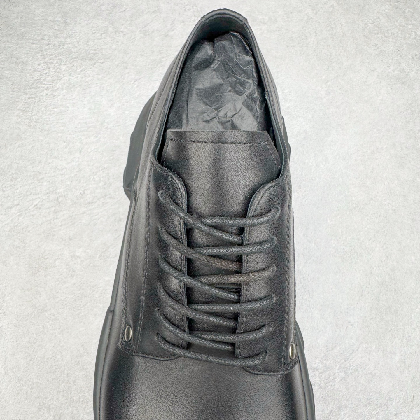 图片[5]-＃GD广顶 RICK OWENS/RO 瑞克·欧文斯低帮皮面时尚运动板鞋 二级市场已经7K以上 平台客户随意卖四位数 RO广东原厂出品 纯原天花板 原版一比一复刻 冲正绝不翻车 还原度达到百分之98以上 原楦开发纸版版型 ZP拆解原版1：1复模裁片纸版 力求做到0错位 这样才能达到和zp一致的鞋型味道 采用进口cnc数控机床开发对版独家tpu奶香大底 区别于市场所有版本 zp同源全头层粒面小牛皮 达到和zp一致手感 原厂进口细纹布 万邦订购原厂高弹粉红色海绵 内里搭配软质细腻羊皮 TPU高密度大底 软硬度透光度高已经测试和原版一致 尺码：39 40 41 42 43 44 45 46-选品中心