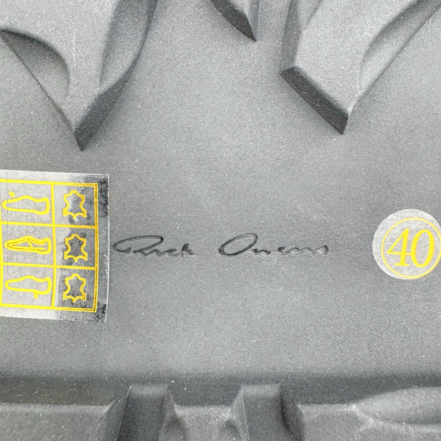 图片[21]-＃GD广顶 RICK OWENS/RO 瑞克·欧文斯低帮皮面时尚运动板鞋 二级市场已经7K以上 平台客户随意卖四位数 RO广东原厂出品 纯原天花板 原版一比一复刻 冲正绝不翻车 还原度达到百分之98以上 原楦开发纸版版型 ZP拆解原版1：1复模裁片纸版 力求做到0错位 这样才能达到和zp一致的鞋型味道 采用进口cnc数控机床开发对版独家tpu奶香大底 区别于市场所有版本 zp同源全头层粒面小牛皮 达到和zp一致手感 原厂进口细纹布 万邦订购原厂高弹粉红色海绵 内里搭配软质细腻羊皮 TPU高密度大底 软硬度透光度高已经测试和原版一致 尺码：39 40 41 42 43 44 45 46-选品中心