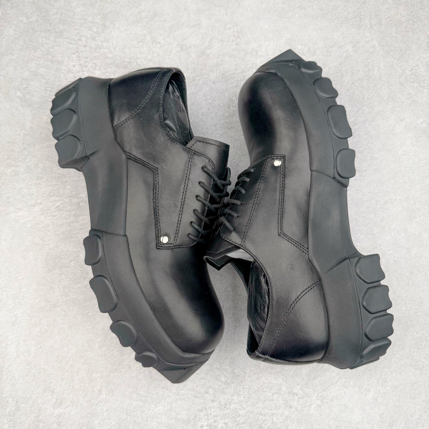 图片[3]-＃GD广顶 RICK OWENS/RO 瑞克·欧文斯低帮皮面时尚运动板鞋 二级市场已经7K以上 平台客户随意卖四位数 RO广东原厂出品 纯原天花板 原版一比一复刻 冲正绝不翻车 还原度达到百分之98以上 原楦开发纸版版型 ZP拆解原版1：1复模裁片纸版 力求做到0错位 这样才能达到和zp一致的鞋型味道 采用进口cnc数控机床开发对版独家tpu奶香大底 区别于市场所有版本 zp同源全头层粒面小牛皮 达到和zp一致手感 原厂进口细纹布 万邦订购原厂高弹粉红色海绵 内里搭配软质细腻羊皮 TPU高密度大底 软硬度透光度高已经测试和原版一致 尺码：39 40 41 42 43 44 45 46-选品中心