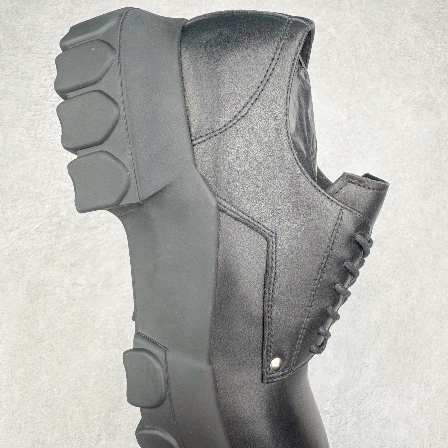 图片[6]-＃GD广顶 RICK OWENS/RO 瑞克·欧文斯低帮皮面时尚运动板鞋 二级市场已经7K以上 平台客户随意卖四位数 RO广东原厂出品 纯原天花板 原版一比一复刻 冲正绝不翻车 还原度达到百分之98以上 原楦开发纸版版型 ZP拆解原版1：1复模裁片纸版 力求做到0错位 这样才能达到和zp一致的鞋型味道 采用进口cnc数控机床开发对版独家tpu奶香大底 区别于市场所有版本 zp同源全头层粒面小牛皮 达到和zp一致手感 原厂进口细纹布 万邦订购原厂高弹粉红色海绵 内里搭配软质细腻羊皮 TPU高密度大底 软硬度透光度高已经测试和原版一致 尺码：39 40 41 42 43 44 45 46-选品中心