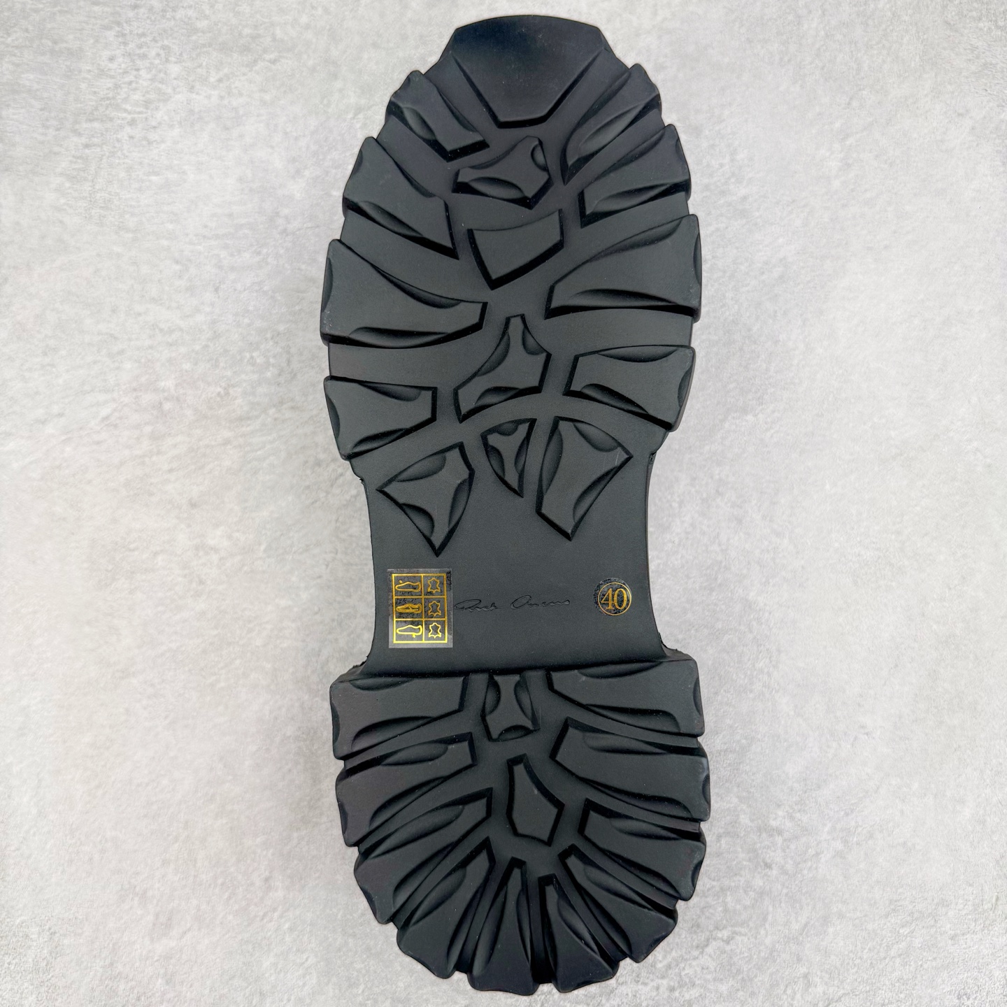 图片[9]-＃GD广顶 RICK OWENS/RO 瑞克·欧文斯低帮皮面时尚运动板鞋 二级市场已经7K以上 平台客户随意卖四位数 RO广东原厂出品 纯原天花板 原版一比一复刻 冲正绝不翻车 还原度达到百分之98以上 原楦开发纸版版型 ZP拆解原版1：1复模裁片纸版 力求做到0错位 这样才能达到和zp一致的鞋型味道 采用进口cnc数控机床开发对版独家tpu奶香大底 区别于市场所有版本 zp同源全头层粒面小牛皮 达到和zp一致手感 原厂进口细纹布 万邦订购原厂高弹粉红色海绵 内里搭配软质细腻羊皮 TPU高密度大底 软硬度透光度高已经测试和原版一致 尺码：39 40 41 42 43 44 45 46-选品中心