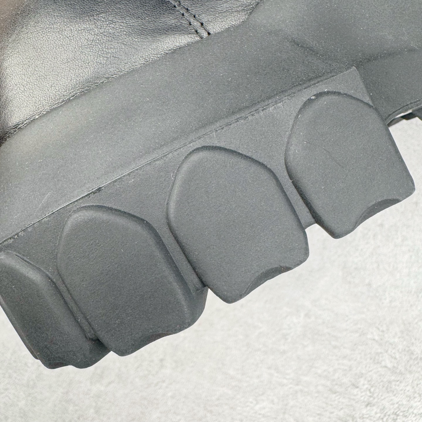 图片[19]-＃GD广顶 RICK OWENS/RO 瑞克·欧文斯低帮皮面时尚运动板鞋 二级市场已经7K以上 平台客户随意卖四位数 RO广东原厂出品 纯原天花板 原版一比一复刻 冲正绝不翻车 还原度达到百分之98以上 原楦开发纸版版型 ZP拆解原版1：1复模裁片纸版 力求做到0错位 这样才能达到和zp一致的鞋型味道 采用进口cnc数控机床开发对版独家tpu奶香大底 区别于市场所有版本 zp同源全头层粒面小牛皮 达到和zp一致手感 原厂进口细纹布 万邦订购原厂高弹粉红色海绵 内里搭配软质细腻羊皮 TPU高密度大底 软硬度透光度高已经测试和原版一致 尺码：39 40 41 42 43 44 45 46-选品中心