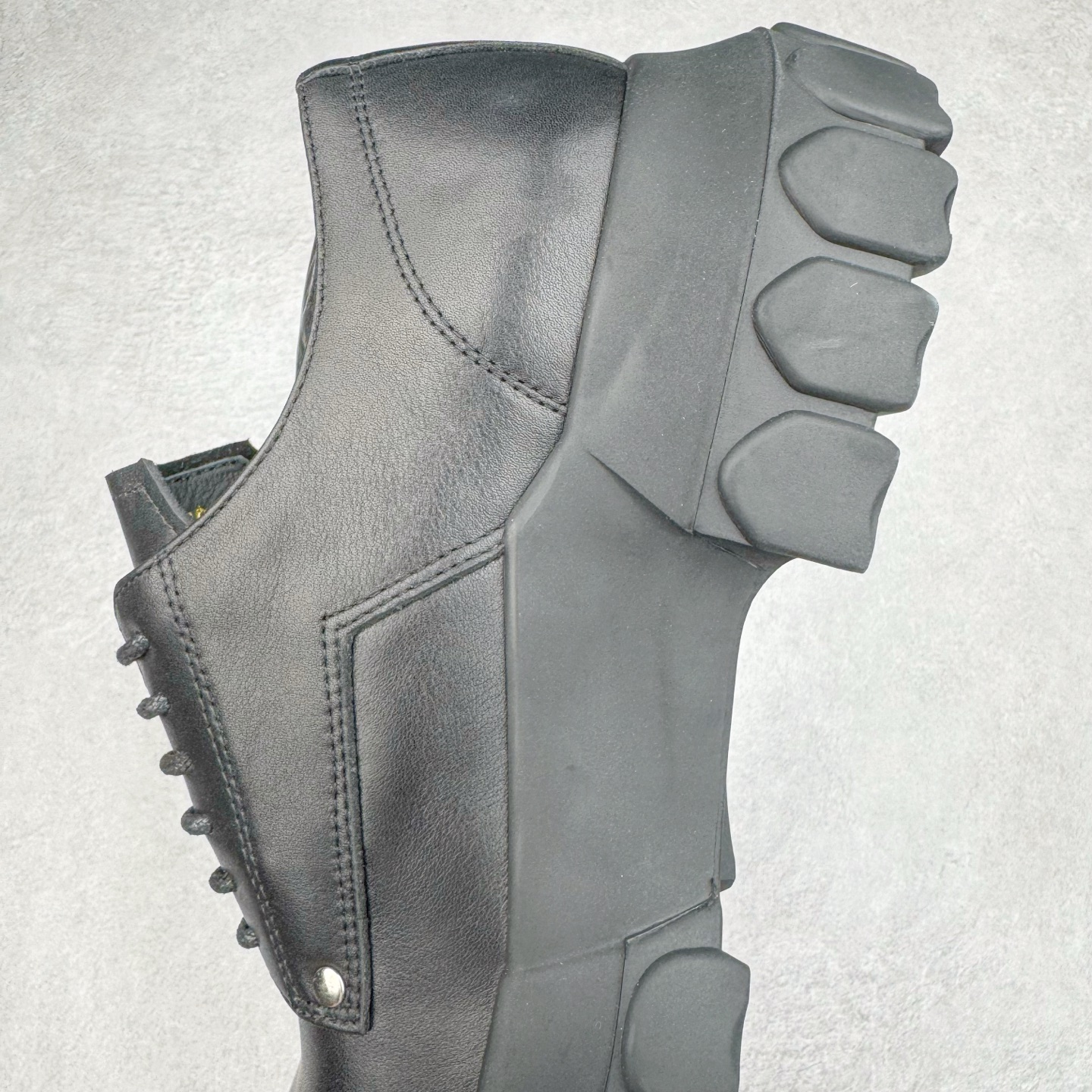 图片[7]-＃GD广顶 RICK OWENS/RO 瑞克·欧文斯低帮皮面时尚运动板鞋 二级市场已经7K以上 平台客户随意卖四位数 RO广东原厂出品 纯原天花板 原版一比一复刻 冲正绝不翻车 还原度达到百分之98以上 原楦开发纸版版型 ZP拆解原版1：1复模裁片纸版 力求做到0错位 这样才能达到和zp一致的鞋型味道 采用进口cnc数控机床开发对版独家tpu奶香大底 区别于市场所有版本 zp同源全头层粒面小牛皮 达到和zp一致手感 原厂进口细纹布 万邦订购原厂高弹粉红色海绵 内里搭配软质细腻羊皮 TPU高密度大底 软硬度透光度高已经测试和原版一致 尺码：39 40 41 42 43 44 45 46-选品中心