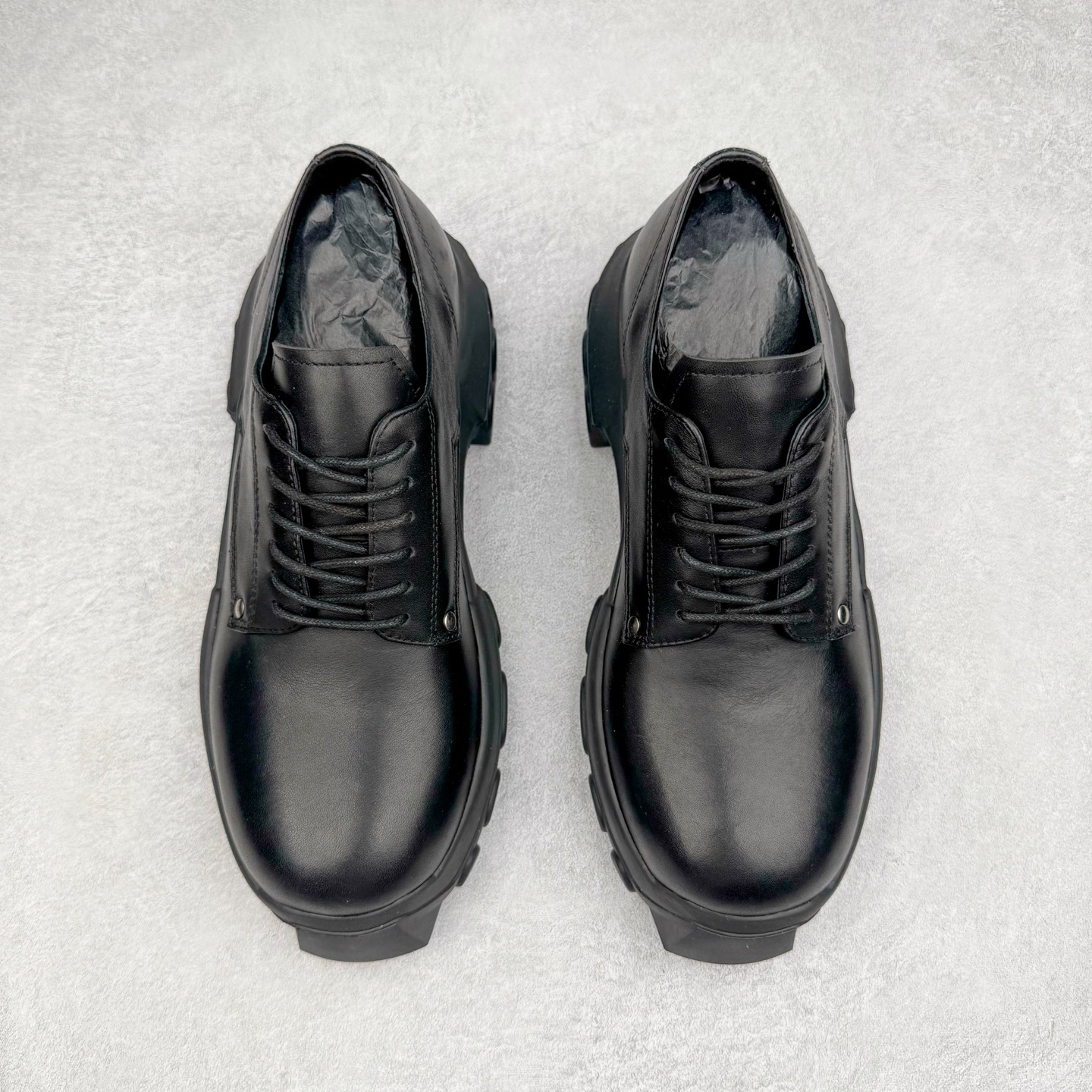 图片[2]-＃GD广顶 RICK OWENS/RO 瑞克·欧文斯低帮皮面时尚运动板鞋 二级市场已经7K以上 平台客户随意卖四位数 RO广东原厂出品 纯原天花板 原版一比一复刻 冲正绝不翻车 还原度达到百分之98以上 原楦开发纸版版型 ZP拆解原版1：1复模裁片纸版 力求做到0错位 这样才能达到和zp一致的鞋型味道 采用进口cnc数控机床开发对版独家tpu奶香大底 区别于市场所有版本 zp同源全头层粒面小牛皮 达到和zp一致手感 原厂进口细纹布 万邦订购原厂高弹粉红色海绵 内里搭配软质细腻羊皮 TPU高密度大底 软硬度透光度高已经测试和原版一致 尺码：39 40 41 42 43 44 45 46-选品中心