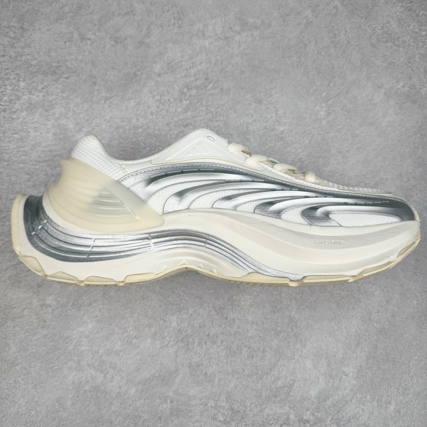 AD XLG MTW系列 舒适百搭防滑耐磨低帮跑步鞋老爹鞋 JR6390 鞋面采用贯穿式银条 完整的线条流畅度带来充分的视觉享受 鞋舌若隐若现的LOGO充满神秘感 夸张的鞋后跟幅度设计 线条感延伸至后跟标志三条杆彰显adidas调性 中底采用LIGHT STRIKE科技 在满足穿搭属性的同时提供舒适的脚感 完整的流线型设计语言 从鞋面贯穿到鞋底以及鞋花纹路 颜值与实力兼具 秀场与日常皆融 未来已来 让我们继续期待 实拍调校N版已经零色差零失真 百分百还原实物色彩所见即所得 不存在货不对板色差等低级问题 选购参考实物拍摄 不混卖不参货 只用心做好货严格选品 承诺混一赔十 尺码：36 36.5 37.5 38 38.5 39 40 40.5 41 42 42.5 43 44 44.5 45-选品中心