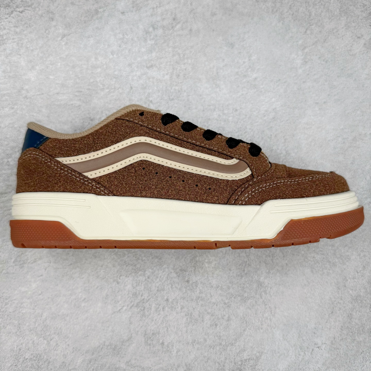 全新鞋型 Vans Hylane 系列 范斯官方 美式复古休闲运动鞋 本季 Vans 推出的全新鞋型 Hylane 继承了复古千禧滑板鞋 Upland 的设计精髓，鞋面整体以胖胖的面包滑板鞋样式示人，在设计上 Hylane 更是做出了更多现代化的改动。 货号：VN000D26BRO 棕色 货号：VN000D26BMA 黑白 尺码：36 36.5 37 38 38.5 39 40 40.5 41 42 42.5 43 44 45 正常码-选品中心