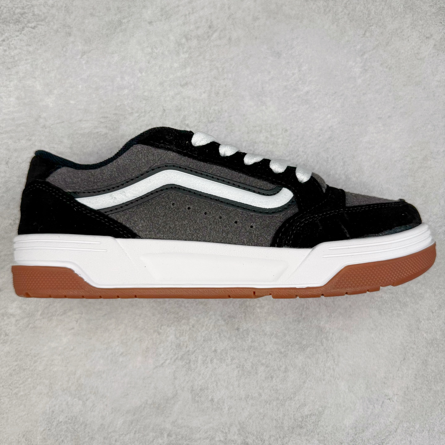 全新鞋型 Vans Hylane 系列 范斯官方 美式复古休闲运动鞋 本季 Vans 推出的全新鞋型 Hylane 继承了复古千禧滑板鞋 Upland 的设计精髓，鞋面整体以胖胖的面包滑板鞋样式示人，在设计上 Hylane 更是做出了更多现代化的改动。 货号：VN000D26BRO 棕色 货号：VN000D26BMA 黑白 尺码：36 36.5 37 38 38.5 39 40 40.5 41 42 42.5 43 44 45 正常码-选品中心