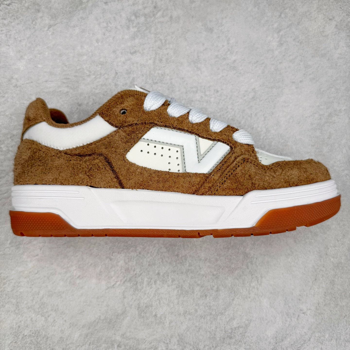 Vans Upland 棕色 范斯官方 美式复古休闲运动鞋 鞋面采用麂皮拼接皮质而成 质感十足 经典小V侧标饰条 整体以胖胖的面包滑板鞋样式示人 复古鞋型重演千禧风 货号:VN000D1H1NU 尺码:36 36.5 37 38 38.5 39 40 40.5 41 42 42.5 43 44 45 正常码-选品中心