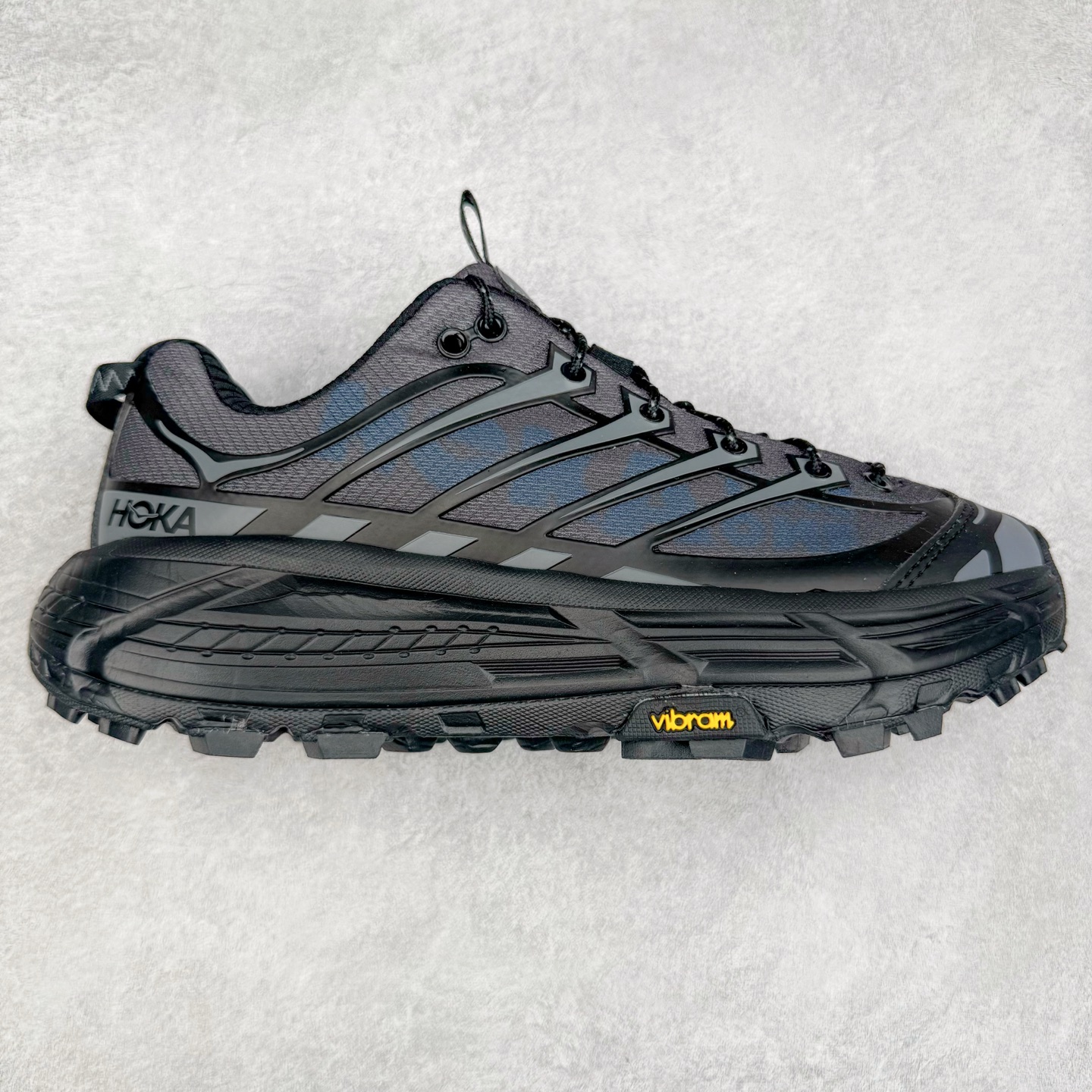 HOKA ONE ONE Mafate Speed 3 Low 玛法特3代系列低帮轻量户外越野休闲运动慢跑鞋 HOKA ONE ONE 最近推出了一个胶囊系列 Origin Story 这个系列里的 Mafate Speed 2 可以说让我日思夜想有一阵子了 最近终于拔草 让我来分享一下这双也是上脚赞到爆的越野跑鞋吧 以阿尔卑斯山脉作为主题将亮黄色与蓝色调覆盖在这经典轮廓之上 配色的呈现效果相当亮眼 以至于很多人买这个配色是用来日常搭配的 鞋面采用超轻的无缝架构 轻薄的TPU贴在透气的鞋面材料上 减轻重量同时也保证了支撑性 鞋底则采用滚动平衡技术 引导跑者回归自然步态 祖传的神奇EVA材质中底依旧是一如既往地表现优秀 能提供充足的缓震 作为HOKA家的越野跑鞋 VIBRAM 橡胶大底也是必不可少的 即便在复杂湿滑的地形 依旧能有良好的抓地力及稳定性 鞋带采用了弹性不易松脱的扁宽弹性鞋带 前掌与中掌部分也进行了加宽 也更加适合亚洲人的脚型 是一款十分全面且足够强悍的户外硬核越野鞋 而这双极其亮眼的越野跑鞋恰好又是在江山一百中参赛的UTMB冠军 Ludovic POMMERET 夺冠时穿着的战靴 这就让它变得更加有吸引力了 用来日常搭配的话短裤是基本不挑 长裤我个人推荐阔腿裤 工装裤以及各种长筒牛仔裤都可以 尺码：36 36.5 37.5 38 38.5 39 40 40.5 41 42 42.5 43 44 44.5 45-选品中心