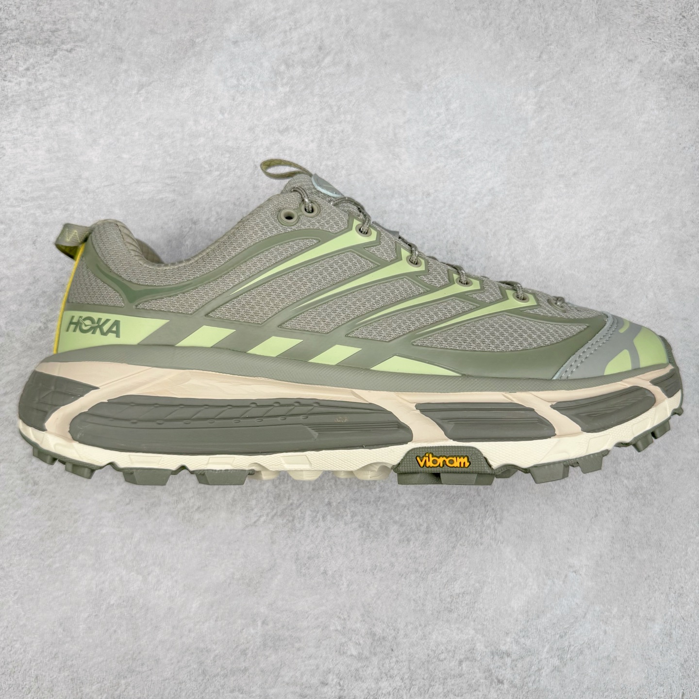 HOKA ONE ONE Mafate Speed 3 Low 玛法特3代系列低帮轻量户外越野休闲运动慢跑鞋 HOKA ONE ONE 最近推出了一个胶囊系列 Origin Story 这个系列里的 Mafate Speed 2 可以说让我日思夜想有一阵子了 最近终于拔草 让我来分享一下这双也是上脚赞到爆的越野跑鞋吧 以阿尔卑斯山脉作为主题将亮黄色与蓝色调覆盖在这经典轮廓之上 配色的呈现效果相当亮眼 以至于很多人买这个配色是用来日常搭配的 鞋面采用超轻的无缝架构 轻薄的TPU贴在透气的鞋面材料上 减轻重量同时也保证了支撑性 鞋底则采用滚动平衡技术 引导跑者回归自然步态 祖传的神奇EVA材质中底依旧是一如既往地表现优秀 能提供充足的缓震 作为HOKA家的越野跑鞋 VIBRAM 橡胶大底也是必不可少的 即便在复杂湿滑的地形 依旧能有良好的抓地力及稳定性 鞋带采用了弹性不易松脱的扁宽弹性鞋带 前掌与中掌部分也进行了加宽 也更加适合亚洲人的脚型 是一款十分全面且足够强悍的户外硬核越野鞋 而这双极其亮眼的越野跑鞋恰好又是在江山一百中参赛的UTMB冠军 Ludovic POMMERET 夺冠时穿着的战靴 这就让它变得更加有吸引力了 用来日常搭配的话短裤是基本不挑 长裤我个人推荐阔腿裤 工装裤以及各种长筒牛仔裤都可以 尺码：36 36.5 37.5 38 38.5 39 40 40.5 41 42 42.5 43 44 44.5 45-选品中心