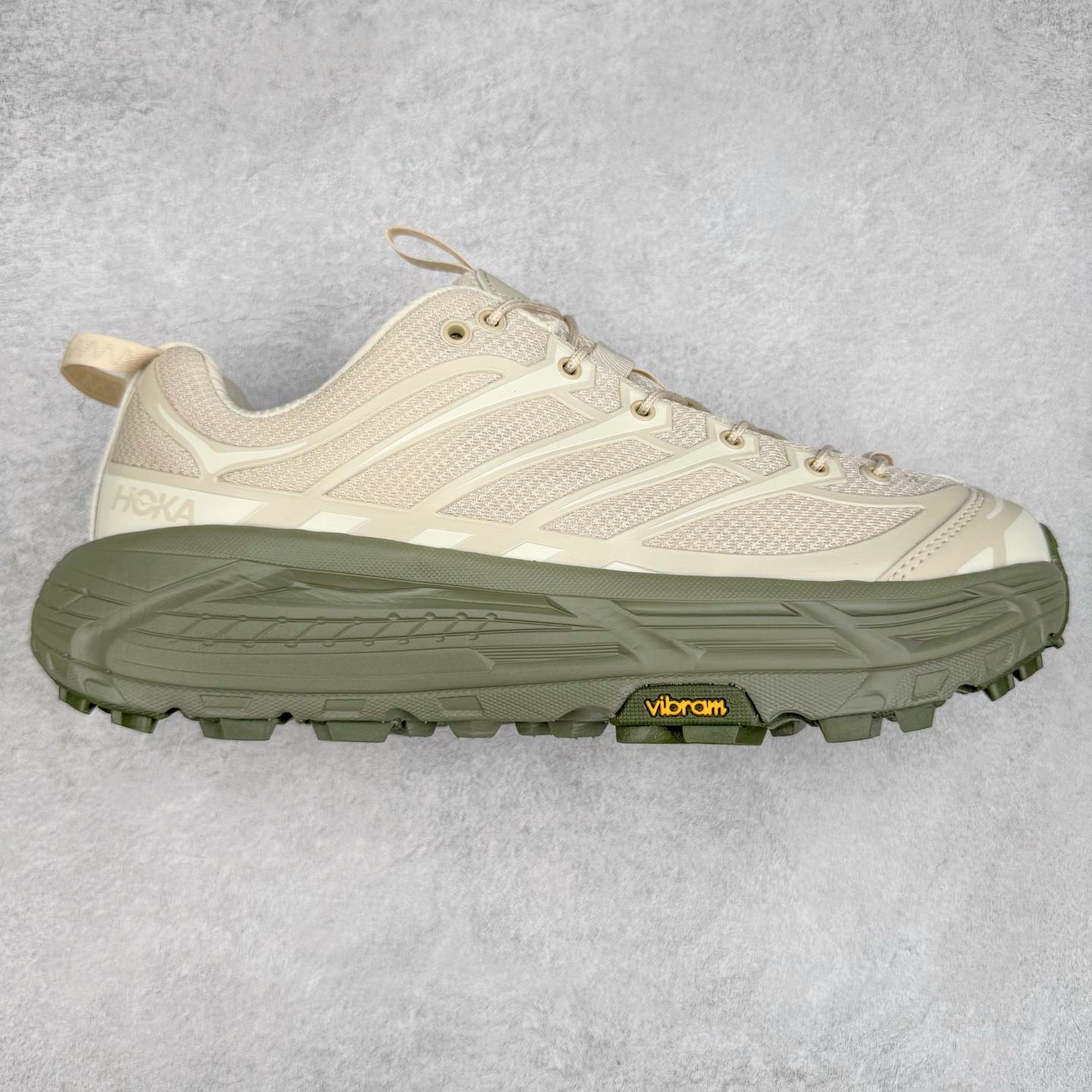 HOKA ONE ONE Mafate Speed 3 Low 玛法特3代系列低帮轻量户外越野休闲运动慢跑鞋 HOKA ONE ONE 最近推出了一个胶囊系列 Origin Story 这个系列里的 Mafate Speed 2 可以说让我日思夜想有一阵子了 最近终于拔草 让我来分享一下这双也是上脚赞到爆的越野跑鞋吧 以阿尔卑斯山脉作为主题将亮黄色与蓝色调覆盖在这经典轮廓之上 配色的呈现效果相当亮眼 以至于很多人买这个配色是用来日常搭配的 鞋面采用超轻的无缝架构 轻薄的TPU贴在透气的鞋面材料上 减轻重量同时也保证了支撑性 鞋底则采用滚动平衡技术 引导跑者回归自然步态 祖传的神奇EVA材质中底依旧是一如既往地表现优秀 能提供充足的缓震 作为HOKA家的越野跑鞋 VIBRAM 橡胶大底也是必不可少的 即便在复杂湿滑的地形 依旧能有良好的抓地力及稳定性 鞋带采用了弹性不易松脱的扁宽弹性鞋带 前掌与中掌部分也进行了加宽 也更加适合亚洲人的脚型 是一款十分全面且足够强悍的户外硬核越野鞋 而这双极其亮眼的越野跑鞋恰好又是在江山一百中参赛的UTMB冠军 Ludovic POMMERET 夺冠时穿着的战靴 这就让它变得更加有吸引力了 用来日常搭配的话短裤是基本不挑 长裤我个人推荐阔腿裤 工装裤以及各种长筒牛仔裤都可以 尺码：36 36.5 37.5 38 38.5 39 40 40.5 41 42 42.5 43 44 44.5 45-选品中心