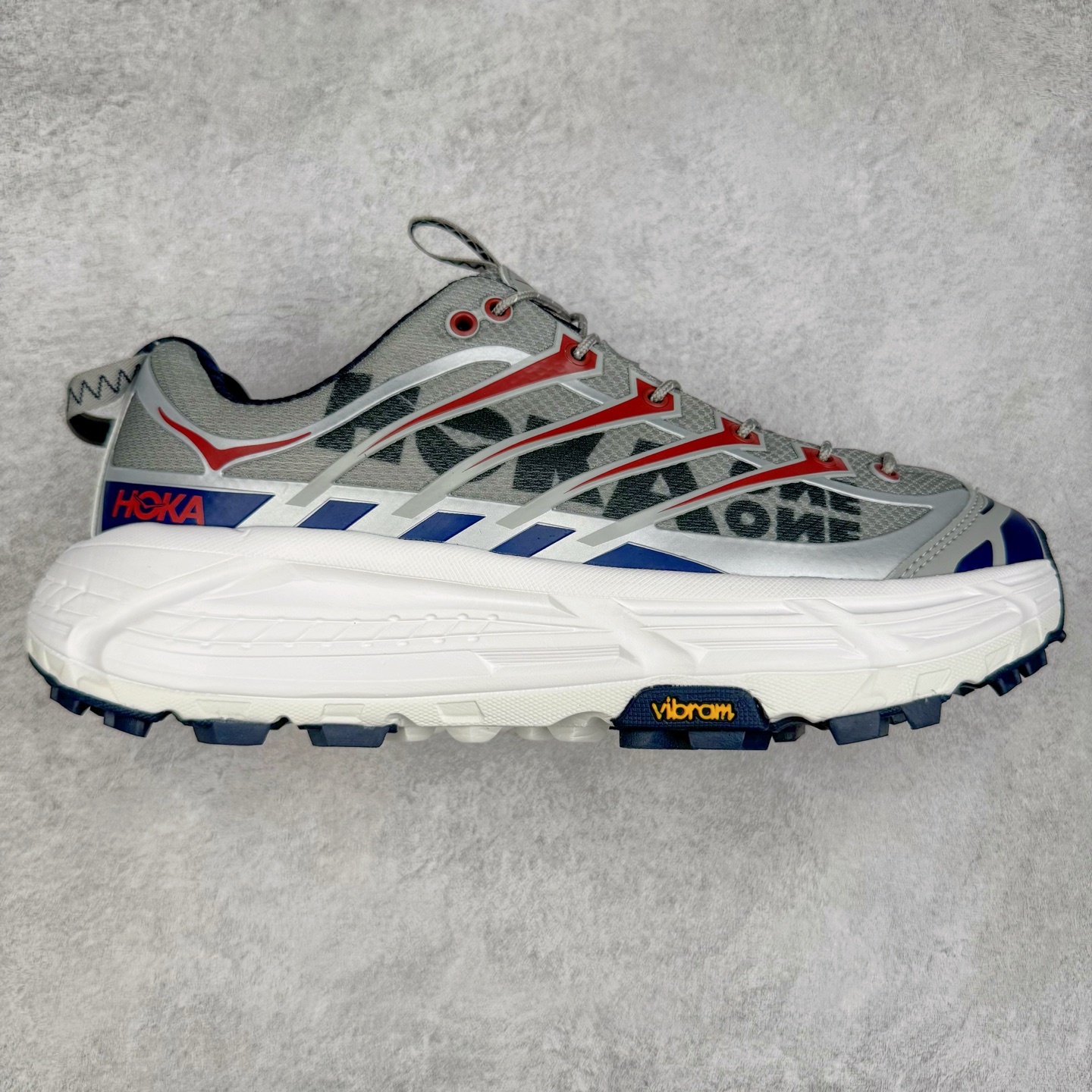 HOKA ONE ONE Mafate Speed 3 Low 玛法特3代系列低帮轻量户外越野休闲运动慢跑鞋 HOKA ONE ONE 最近推出了一个胶囊系列 Origin Story 这个系列里的 Mafate Speed 2 可以说让我日思夜想有一阵子了 最近终于拔草 让我来分享一下这双也是上脚赞到爆的越野跑鞋吧 以阿尔卑斯山脉作为主题将亮黄色与蓝色调覆盖在这经典轮廓之上 配色的呈现效果相当亮眼 以至于很多人买这个配色是用来日常搭配的 鞋面采用超轻的无缝架构 轻薄的TPU贴在透气的鞋面材料上 减轻重量同时也保证了支撑性 鞋底则采用滚动平衡技术 引导跑者回归自然步态 祖传的神奇EVA材质中底依旧是一如既往地表现优秀 能提供充足的缓震 作为HOKA家的越野跑鞋 VIBRAM 橡胶大底也是必不可少的 即便在复杂湿滑的地形 依旧能有良好的抓地力及稳定性 鞋带采用了弹性不易松脱的扁宽弹性鞋带 前掌与中掌部分也进行了加宽 也更加适合亚洲人的脚型 是一款十分全面且足够强悍的户外硬核越野鞋 而这双极其亮眼的越野跑鞋恰好又是在江山一百中参赛的UTMB冠军 Ludovic POMMERET 夺冠时穿着的战靴 这就让它变得更加有吸引力了 用来日常搭配的话短裤是基本不挑 长裤我个人推荐阔腿裤 工装裤以及各种长筒牛仔裤都可以 尺码：36 36.5 37.5 38 38.5 39 40 40.5 41 42 42.5 43 44 44.5 45-选品中心