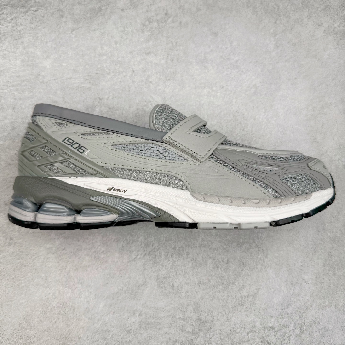 JUNYA WATANABE x New Balance NB 1906R 新百伦联名款舒适百搭防滑低帮生活休闲鞋乐福鞋 Junya Watanabe 和 New Balance 再次联手，推出了全新的合作款——1906 Loafer。这款跨越运动鞋与皮鞋界限的设计。设计将 New Balance 1906R 的技术与经典皮革便鞋的风格完美融合。厚实的鞋底与精致的漆皮鞋面，不仅保留了运动鞋的舒适感，还能轻松驾驭休闲与正式造型。一位国外鞋友对此鞋的评价颇具趣味：“这是开完重要会议后，立马开始 5K 长跑的理想鞋款。”-选品中心