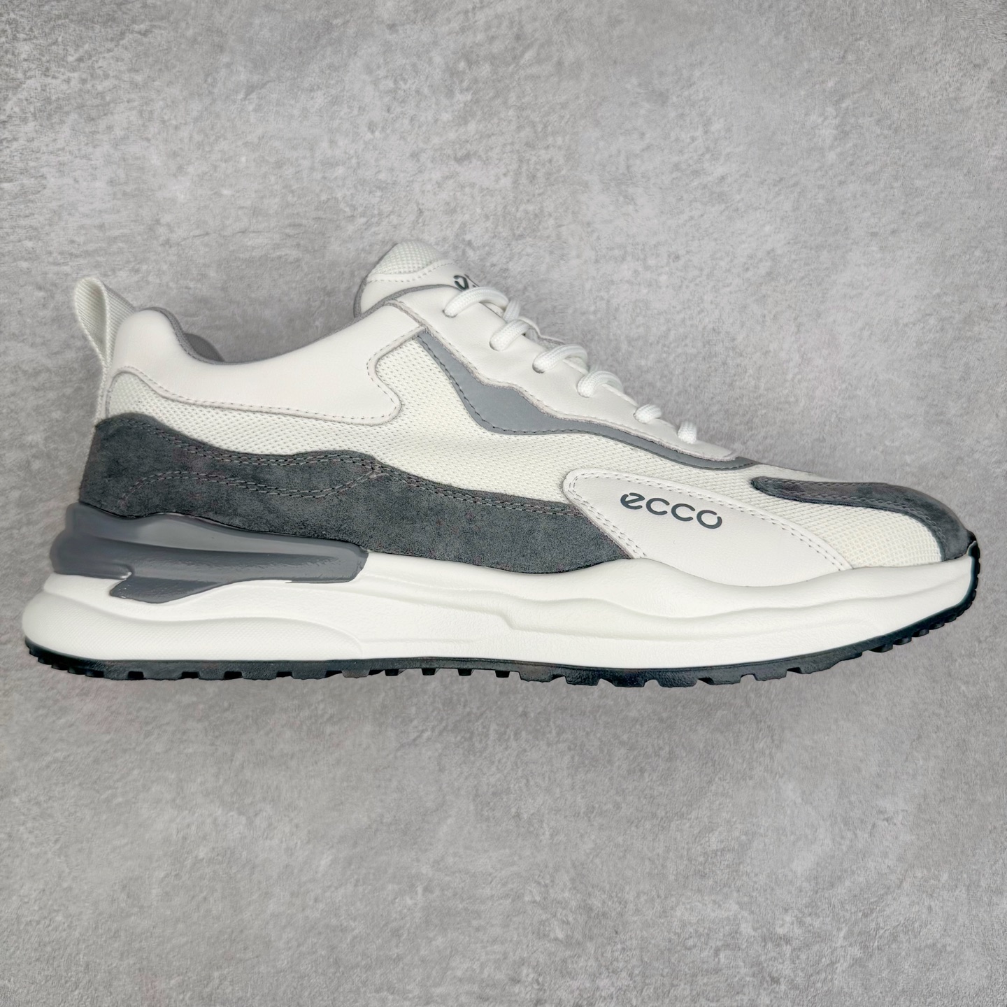 ECCO爱步男鞋夏季新款时尚运动鞋 潮流拼接华夫鞋健步鞋 复古跑鞋老爹鞋 品质牛皮与反绒剖面牛皮拼接 透气网布促进鞋内空气流动 质感细腻 舒适透气 鞋面撞色设计，打造现代时尚外观 多种材质拼接 休闲百搭 简约利落PU+TPU中底 橡胶大底 抓地力强 轻盈缓震 舒适回弹 具有良好的防滑耐磨性 时尚个性 出街有型 尺码：38 39 40 41 42 43 44（皮鞋码）-选品中心