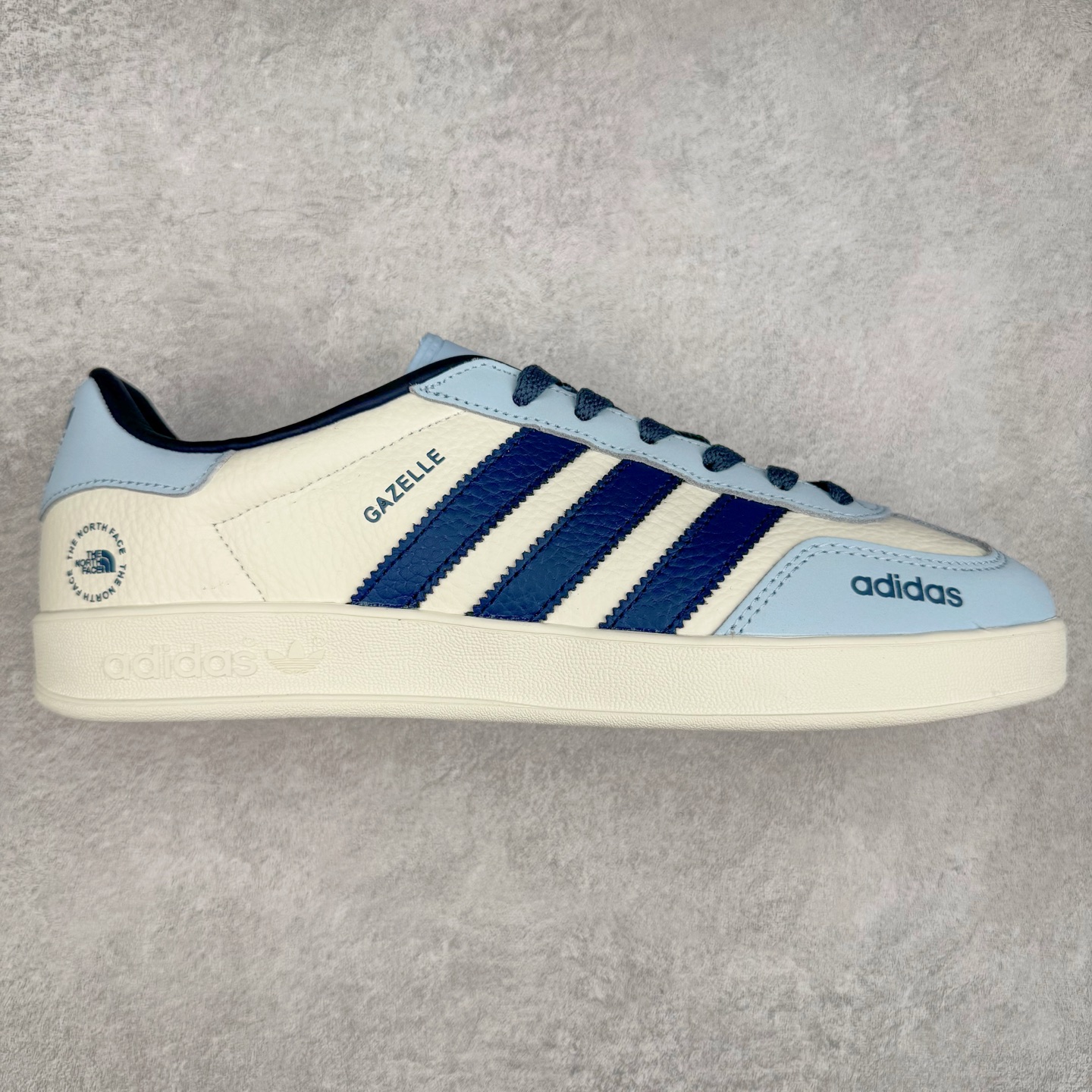 ＃C2 AD Gazelle Indoor Trainers 羚羊内训系列低帮复古百搭休闲运动德训风板鞋 DD6609 90年代经典的复刻版！自60年代以足球训练鞋面世以来,Gazelle就以其经典设计席卷全球。1991年版本的复刻,再造经典Gazelle。采用皮革打造,搭配浊色细节,让这款经典更加简约。尺码：36 36⅔ 37⅓ 38 38⅔ 39⅓ 40 40⅔ 41⅓ 42 42⅔ 43⅓ 44⅓ 44⅔ 45-选品中心