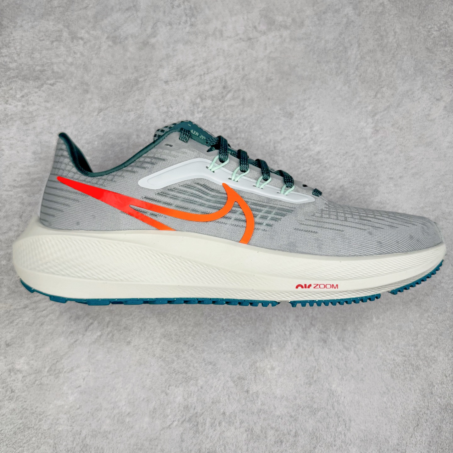 ＃TG纯原 NK Zoom Pegasus 飞马39代马拉松系列网面透气缓震疾速跑鞋 独家渠道 市面未流通批次 奥莱直播间499 599一样的东西 碾压市面现存所有版本 公司一样的东西 超值回馈 帮你省钱 拥有 Zoom Air 一如既往的稳定感和流畅感 鞋面采用工程网眼设计 为特定高热区域营造出色透气性 进一步增加鞋面的穿孔数量 让足部能够快速散热 中足搭配 Flywire 飞线 在高速运动时营造舒适稳定的贴合感 内置Zoon气垫加持 动力十足 尺码：36 36.5 37.5 38 38.5 39 40 40.5 41 42 42.5 43 44 44.5 45-选品中心