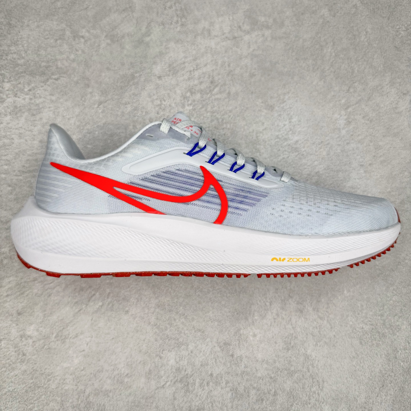 ＃TG纯原 NK Zoom Pegasus 飞马39代马拉松系列网面透气缓震疾速跑鞋 独家渠道 市面未流通批次 奥莱直播间499 599一样的东西 碾压市面现存所有版本 公司一样的东西 超值回馈 帮你省钱 拥有 Zoom Air 一如既往的稳定感和流畅感 鞋面采用工程网眼设计 为特定高热区域营造出色透气性 进一步增加鞋面的穿孔数量 让足部能够快速散热 中足搭配 Flywire 飞线 在高速运动时营造舒适稳定的贴合感 内置Zoon气垫加持 动力十足 尺码：36 36.5 37.5 38 38.5 39 40 40.5 41 42 42.5 43 44 44.5 45-选品中心