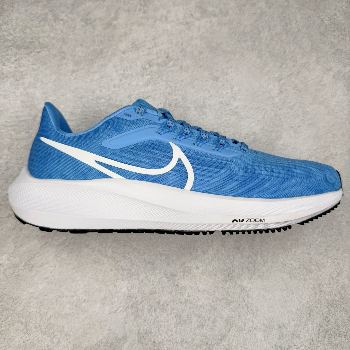 图片[11]-＃TG纯原 NK Zoom Pegasus 飞马39代马拉松系列网面透气缓震疾速跑鞋 独家渠道 市面未流通批次 奥莱直播间499 599一样的东西 碾压市面现存所有版本 公司一样的东西 超值回馈 帮你省钱 拥有 Zoom Air 一如既往的稳定感和流畅感 鞋面采用工程网眼设计 为特定高热区域营造出色透气性 进一步增加鞋面的穿孔数量 让足部能够快速散热 中足搭配 Flywire 飞线 在高速运动时营造舒适稳定的贴合感 内置Zoon气垫加持 动力十足 尺码：36 36.5 37.5 38 38.5 39 40 40.5 41 42 42.5 43 44 44.5 45-选品中心