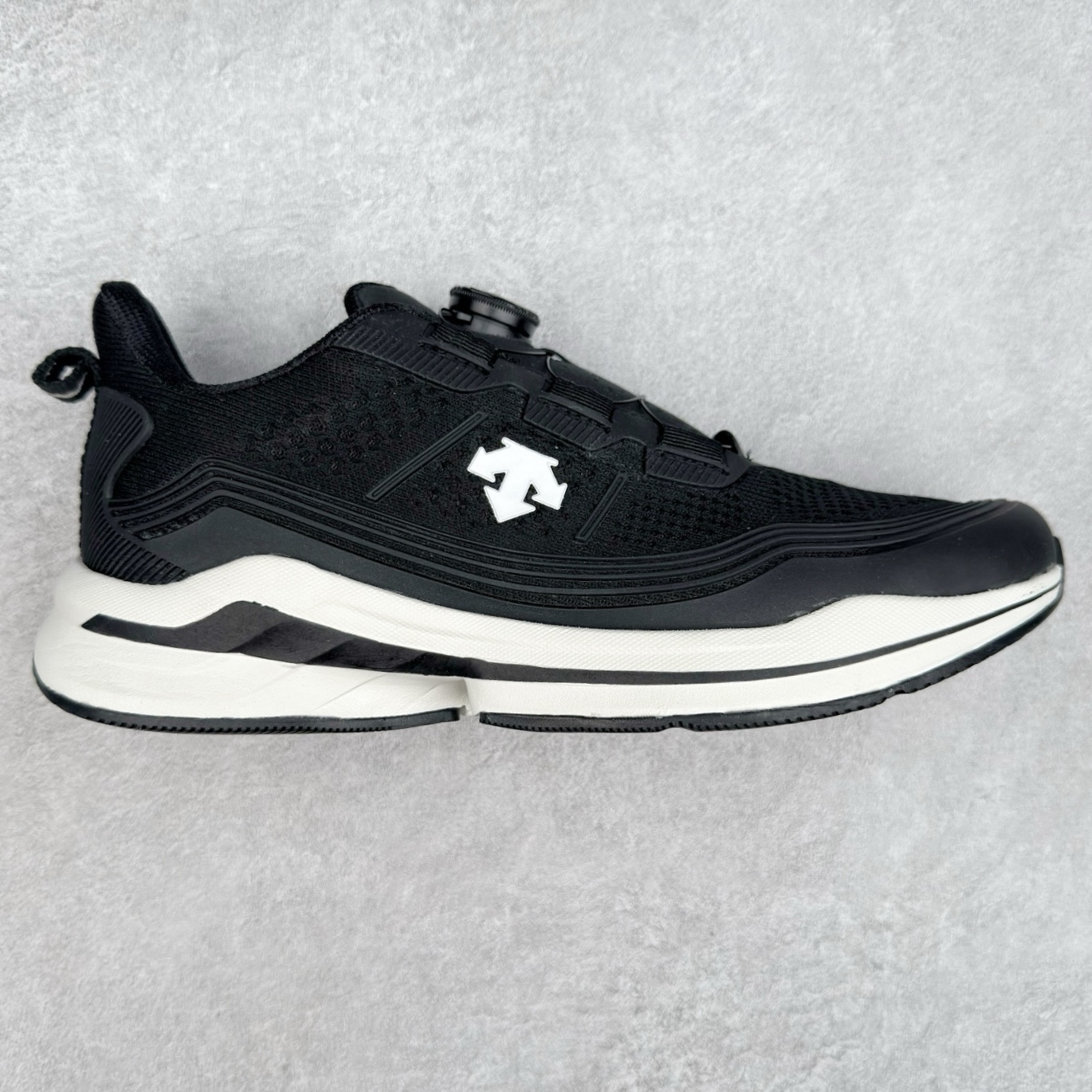 ＃HP DESCENTE Enerzite 迪桑特泡棉科技中底舒适BOA系带系统低帮跑步鞋 DESCENTE（迪桑特）创立于1935年，品牌名取自法语词汇，意为“滑降”。品牌箭头标识代表滑雪的三种技术“高速直线滑行”、“穿越”和“侧滑”，也寓意品牌在打造高端专业运动产品中不断追求完美的创新精神，致力于成为中国高端专业滑雪、综训、女子、铁人三项、高尔夫的第一品牌。尺码：39 40 40.5 41 42 42.5 43 44 44.5 45-选品中心