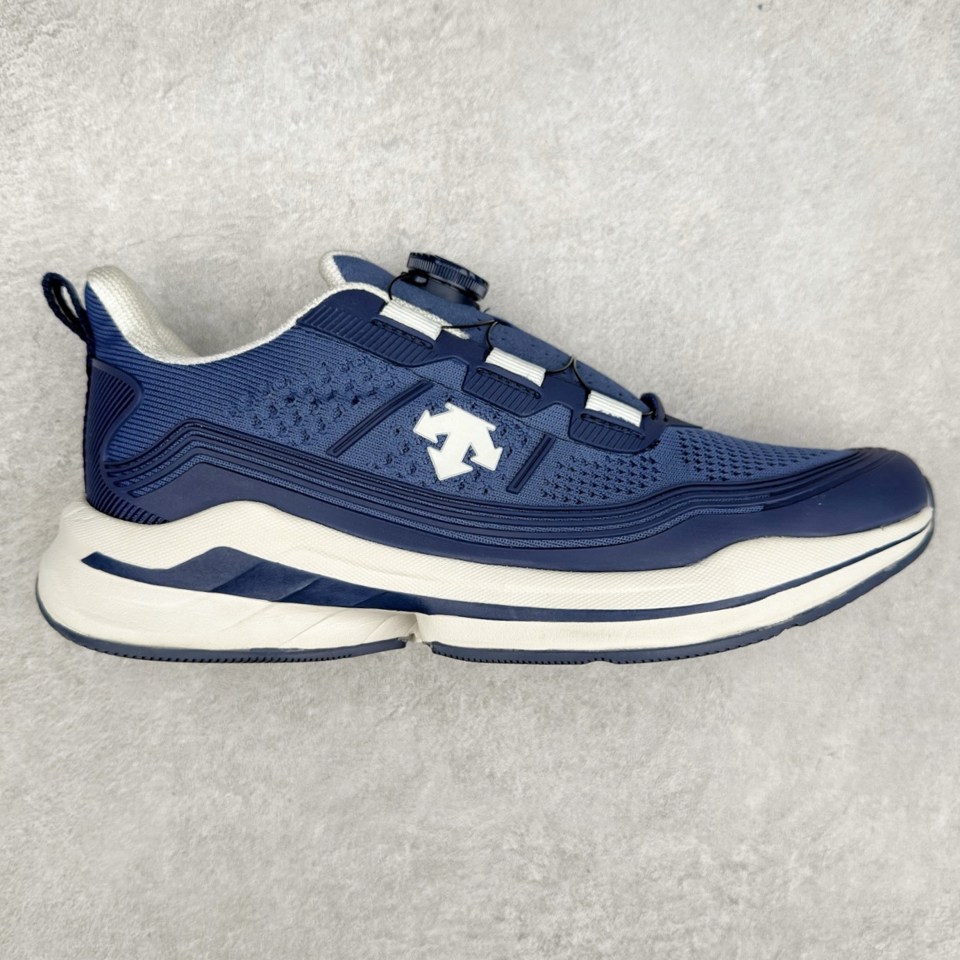 ＃HP DESCENTE Enerzite 迪桑特泡棉科技中底舒适BOA系带系统低帮跑步鞋 DESCENTE（迪桑特）创立于1935年，品牌名取自法语词汇，意为“滑降”。品牌箭头标识代表滑雪的三种技术“高速直线滑行”、“穿越”和“侧滑”，也寓意品牌在打造高端专业运动产品中不断追求完美的创新精神，致力于成为中国高端专业滑雪、综训、女子、铁人三项、高尔夫的第一品牌。尺码：39 40 40.5 41 42 42.5 43 44 44.5 45-选品中心