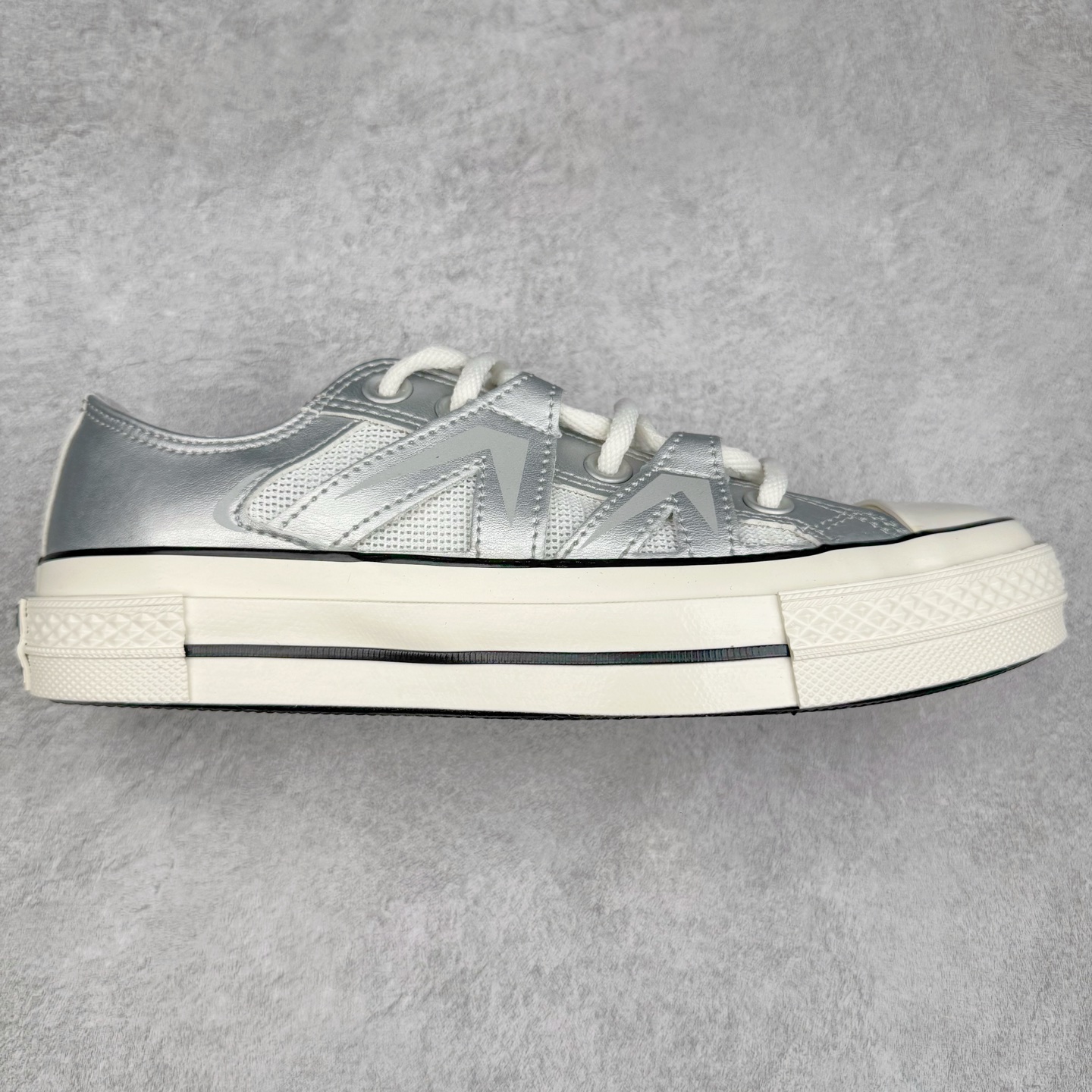 Converse Chuck 1970s 未来银 匡威官方新款，银白光泽邂逅潮流型格，尽显独特魅力。低帮款简约随性，日常搭配轻松出彩；高帮款酷感升级，包裹脚踝更具街头范。鞋面材质拼接精巧，线条利落，经典橡胶鞋底，复古韵味与舒适脚感兼具，无论是漫步街头还是活力出街，都能助你成为焦点。 货号：A15187C 高帮 货号：A15188C 低帮 尺码：35-44（36.5 37.5 39.5 41.5 42.5）-选品中心