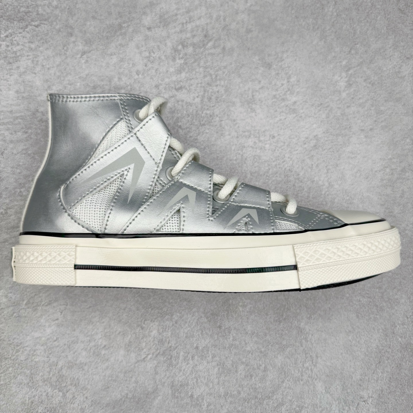 Converse Chuck 1970s 未来银 匡威官方新款，银白光泽邂逅潮流型格，尽显独特魅力。低帮款简约随性，日常搭配轻松出彩；高帮款酷感升级，包裹脚踝更具街头范。鞋面材质拼接精巧，线条利落，经典橡胶鞋底，复古韵味与舒适脚感兼具，无论是漫步街头还是活力出街，都能助你成为焦点。 货号：A15187C 高帮 货号：A15188C 低帮 尺码：35-44（36.5 37.5 39.5 41.5 42.5）-选品中心