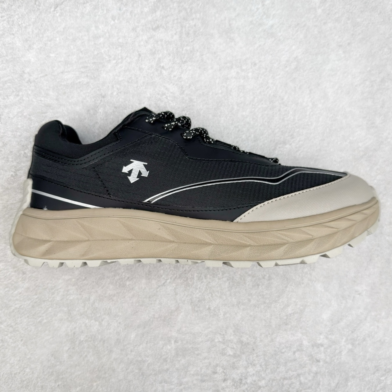 DESCENTE Terrain D 迪桑特舒适柔软防滑耐磨低帮生活休闲鞋 DESCENTE（迪桑特）创立于1935年，品牌名取自法语词汇，意为“滑降”。品牌箭头标识代表滑雪的三种技术“高速直线滑行”、“穿越”和“侧滑”，也寓意品牌在打造高端专业运动产品中不断追求完美的创新精神，致力于成为中国高端专业滑雪、综训、女子、铁人三项、高尔夫的第一品牌。尺码：39 40 40.5 41 42 42.5 43 44 44.5 45-选品中心