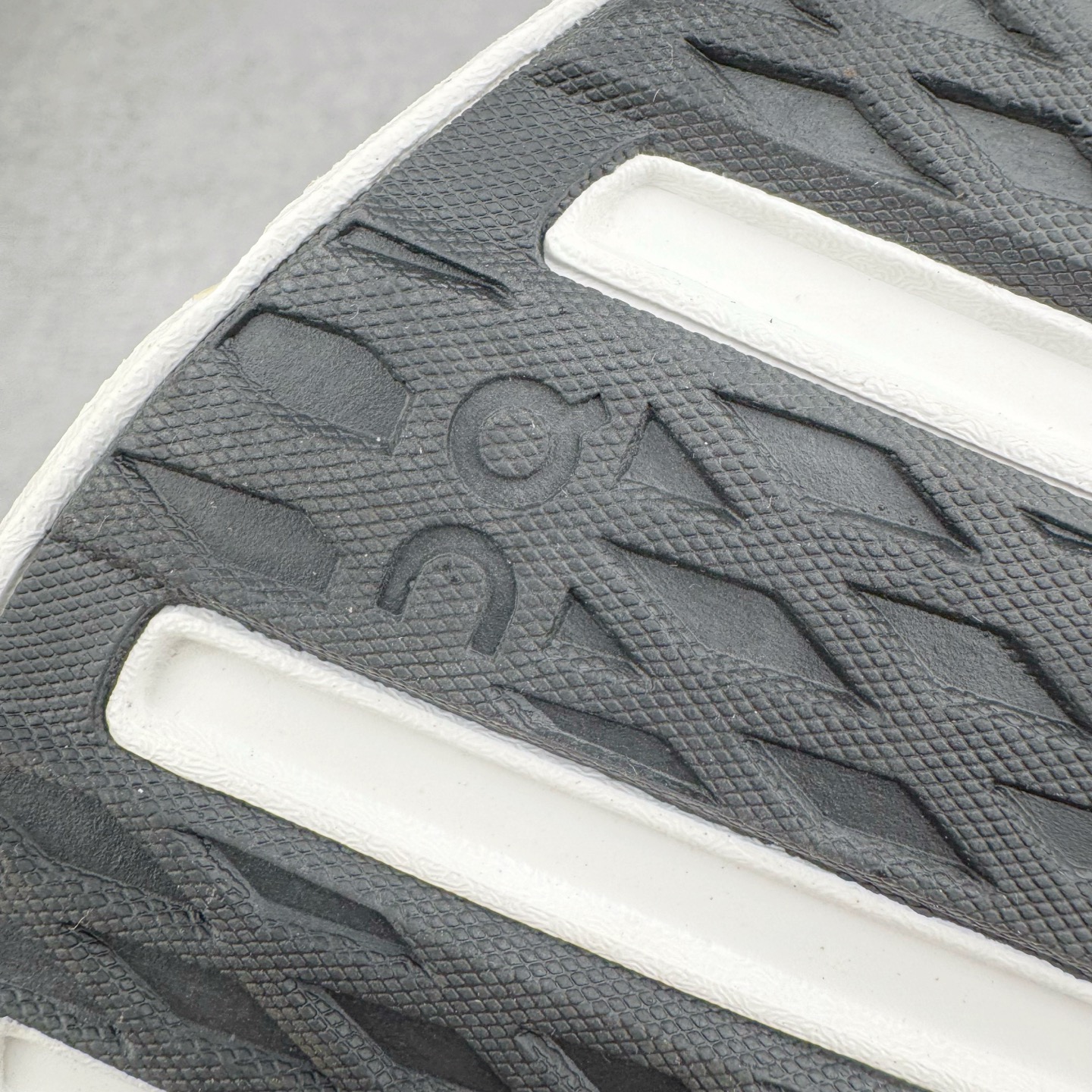 图片[17]-On Cloudmonster 2 昂跑减震生活休闲鞋 此运动品牌 开创于2010年 缓震着陆、强效回弹、轻柔质感的设计构思始终是ON研制关键 与此同时基于“为全球提供革新性的跑步感受”信念 陆续推出了多款跑鞋及其以专业运动人体跑步工程学为设计关键的功能性跑步服饰设备 让跑者不费力气地畅快畅跑 尺码：36 36.5 37.5 38 38.5 39 40 40.5 41 42 42.5 43 44 44.5 45-选品中心