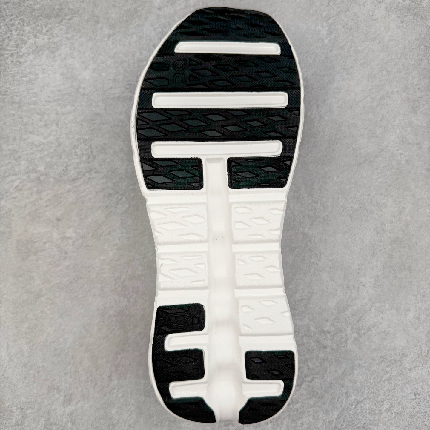 图片[9]-On Cloudmonster 2 昂跑减震生活休闲鞋 此运动品牌 开创于2010年 缓震着陆、强效回弹、轻柔质感的设计构思始终是ON研制关键 与此同时基于“为全球提供革新性的跑步感受”信念 陆续推出了多款跑鞋及其以专业运动人体跑步工程学为设计关键的功能性跑步服饰设备 让跑者不费力气地畅快畅跑 尺码：36 36.5 37.5 38 38.5 39 40 40.5 41 42 42.5 43 44 44.5 45-选品中心