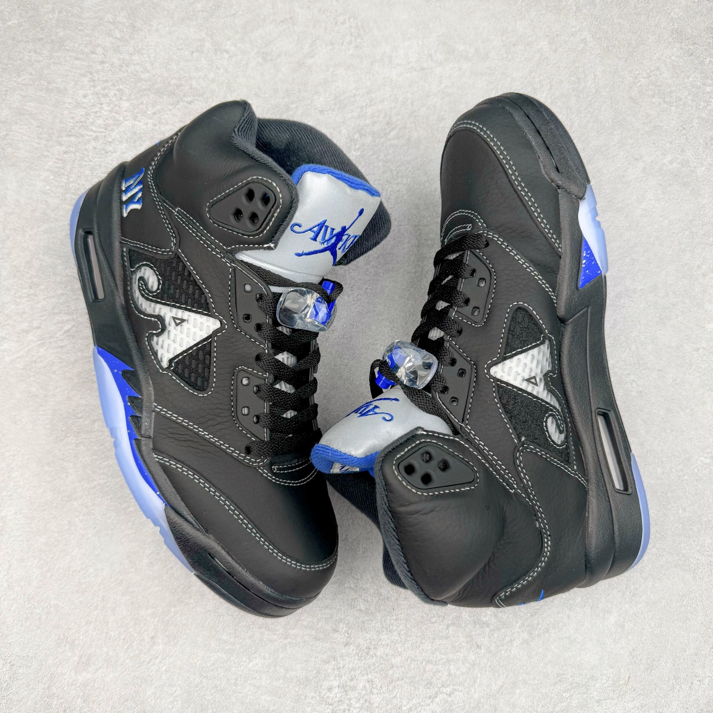 图片[3]-＃K版 Awake NY x Air Jordan AJ5 联名黑蓝 DV4982-004 原厂全套原楦原纸板磨具开发 原厂皮料加持 原厂港宝加持定型后跟R度完美 同源原厂电绣 飞人针数密度立体效果一致 原厂拉帮手法 原厂配置纸衬高频鞋盒 原厂指令配双鞋带 原厂TPU网格鞋带扣 超高鞋面清洁度 最高QC检验标准 控制溢胶瑕疵 到手可放心比对发售原鞋 上脚百分百充正驾驭 尺码：36 36.5 37.5 38 38.5 39 40 40.5 41 42 42.5 43 44 44.5 45 46 47.5 48.5-选品中心