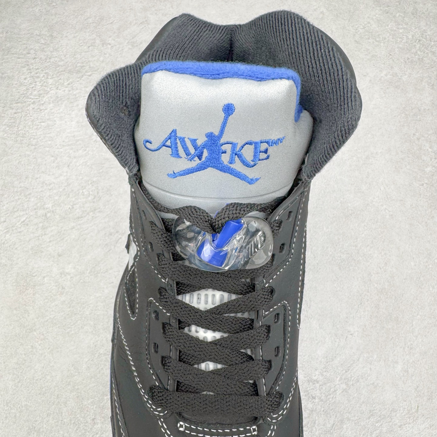 图片[5]-＃K版 Awake NY x Air Jordan AJ5 联名黑蓝 DV4982-004 原厂全套原楦原纸板磨具开发 原厂皮料加持 原厂港宝加持定型后跟R度完美 同源原厂电绣 飞人针数密度立体效果一致 原厂拉帮手法 原厂配置纸衬高频鞋盒 原厂指令配双鞋带 原厂TPU网格鞋带扣 超高鞋面清洁度 最高QC检验标准 控制溢胶瑕疵 到手可放心比对发售原鞋 上脚百分百充正驾驭 尺码：36 36.5 37.5 38 38.5 39 40 40.5 41 42 42.5 43 44 44.5 45 46 47.5 48.5-选品中心