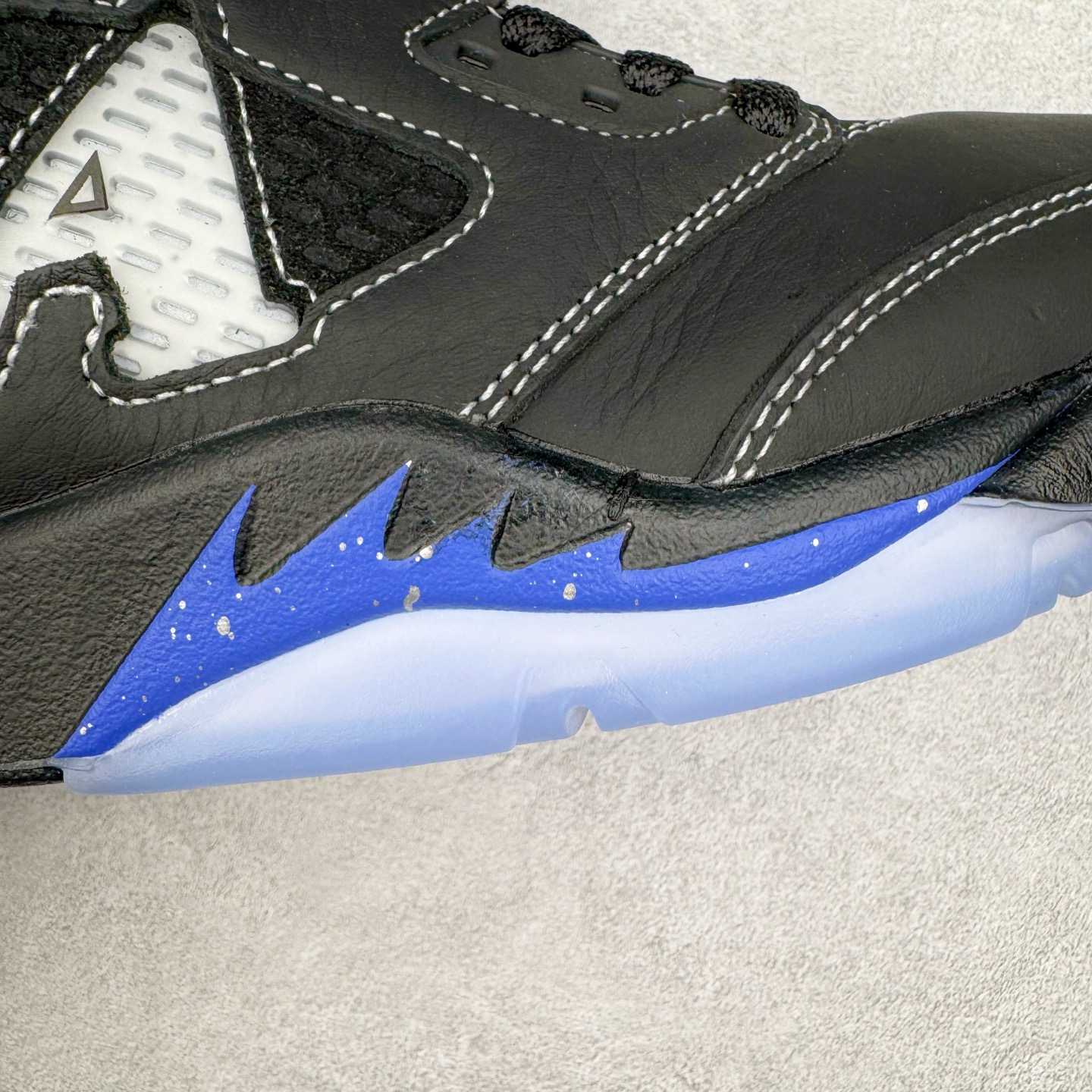 图片[19]-＃K版 Awake NY x Air Jordan AJ5 联名黑蓝 DV4982-004 原厂全套原楦原纸板磨具开发 原厂皮料加持 原厂港宝加持定型后跟R度完美 同源原厂电绣 飞人针数密度立体效果一致 原厂拉帮手法 原厂配置纸衬高频鞋盒 原厂指令配双鞋带 原厂TPU网格鞋带扣 超高鞋面清洁度 最高QC检验标准 控制溢胶瑕疵 到手可放心比对发售原鞋 上脚百分百充正驾驭 尺码：36 36.5 37.5 38 38.5 39 40 40.5 41 42 42.5 43 44 44.5 45 46 47.5 48.5-选品中心