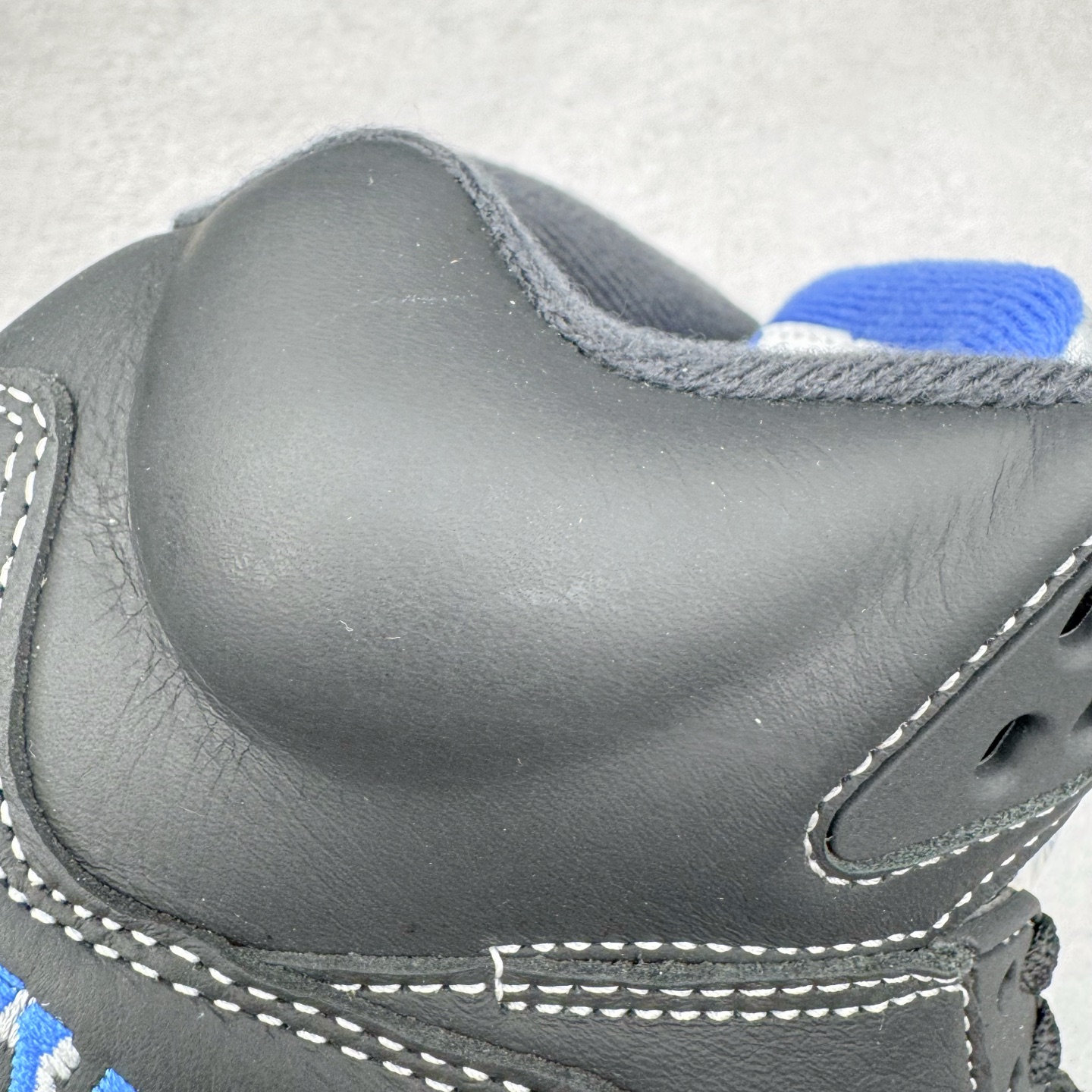 图片[15]-＃K版 Awake NY x Air Jordan AJ5 联名黑蓝 DV4982-004 原厂全套原楦原纸板磨具开发 原厂皮料加持 原厂港宝加持定型后跟R度完美 同源原厂电绣 飞人针数密度立体效果一致 原厂拉帮手法 原厂配置纸衬高频鞋盒 原厂指令配双鞋带 原厂TPU网格鞋带扣 超高鞋面清洁度 最高QC检验标准 控制溢胶瑕疵 到手可放心比对发售原鞋 上脚百分百充正驾驭 尺码：36 36.5 37.5 38 38.5 39 40 40.5 41 42 42.5 43 44 44.5 45 46 47.5 48.5-选品中心